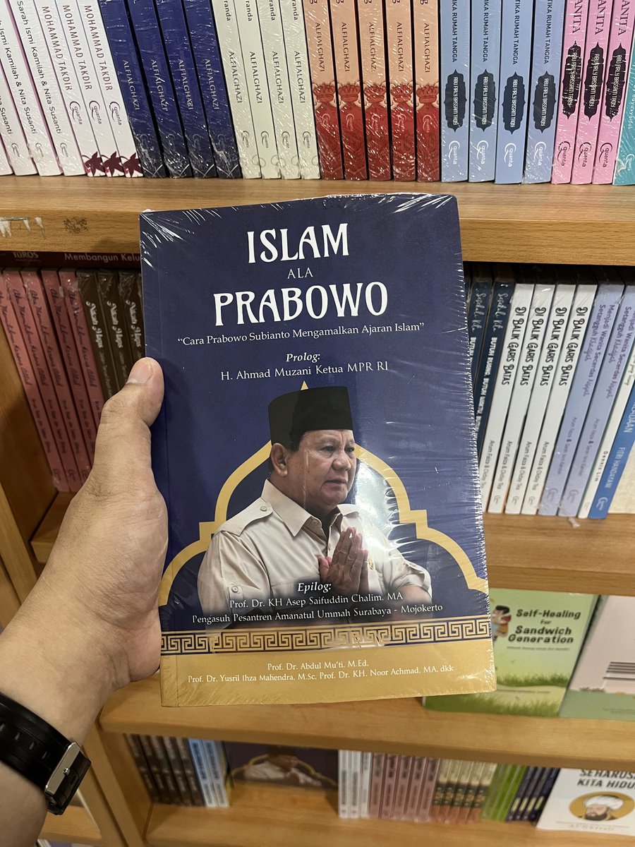 tanpanamaaaaaa_'s tweet photo. @kartuuuno Ada buku ii juga gak ya🥰 https://t.co/FIhc9xEqgI