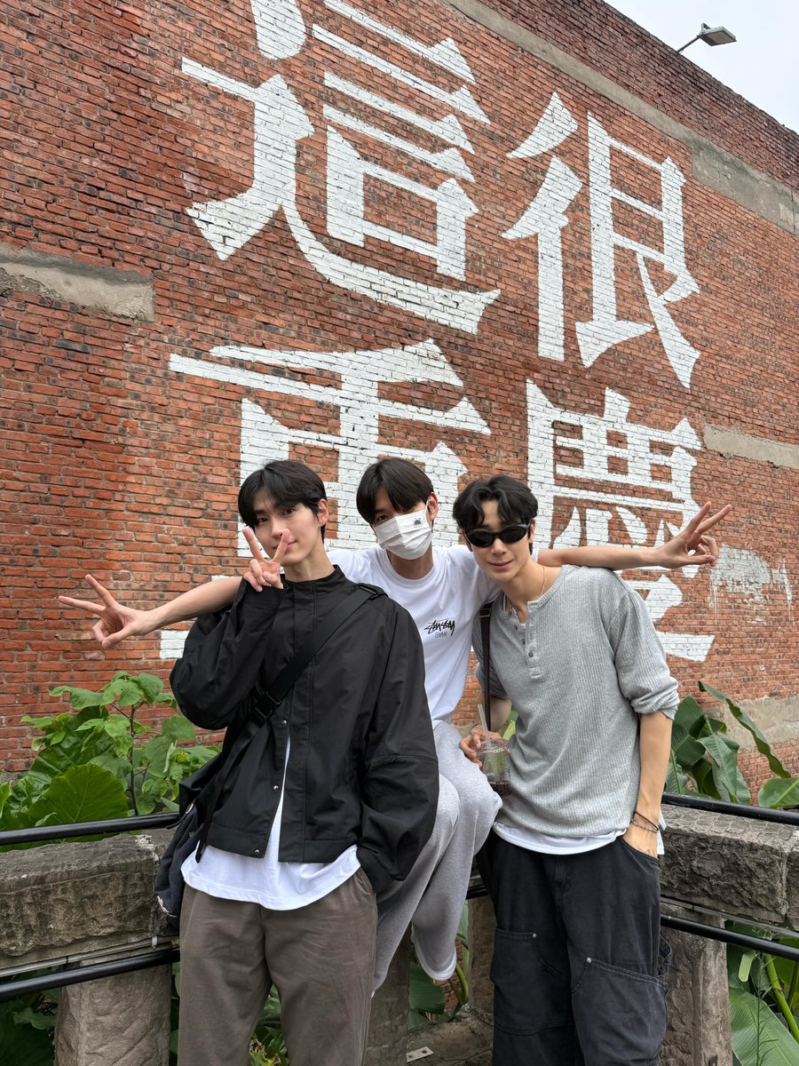 two2kim's tweet photo. ในขณะที่ที่ไทยกำลังเถียงเรื่องบิมซาไม่หยุด 3 พระเอก ผมลงรูปที่มีตจีนฉ่ำ https://t.co/sNpA5pwsm7