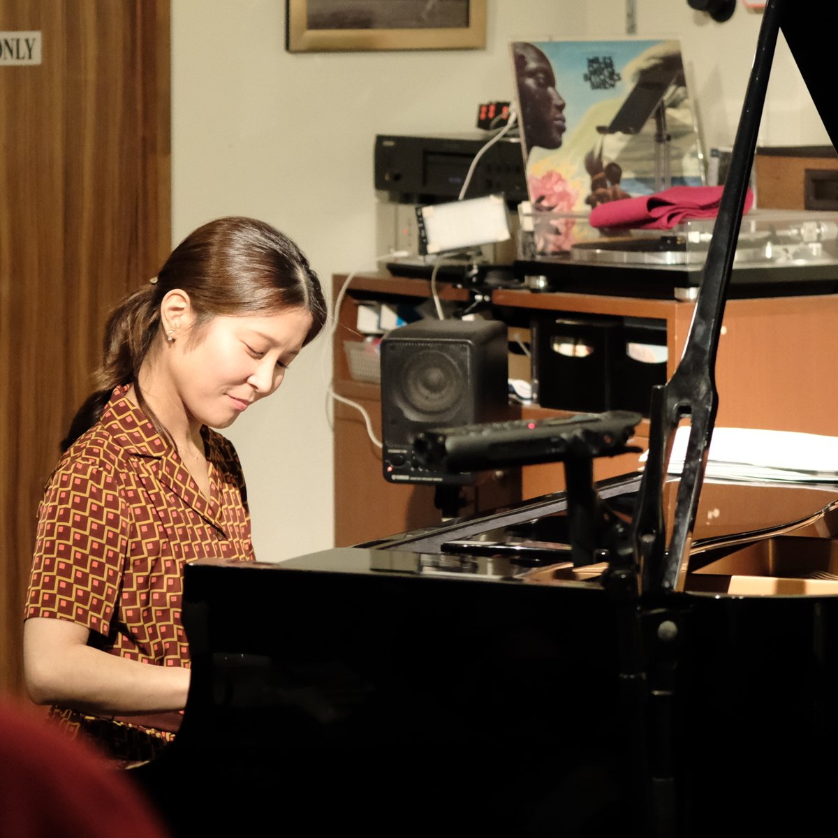 applejump2009's tweet photo. Live photo：桃瀬茉莉(piano)
工藤精(bass)　長谷川ガク(drums)
ラーシュ・ヤンソンの初期の作品や、最近のアルバムからのナンバーなどを披露。

次回は、サックス横田さんとのDUOプロジェクトが、
7/4（土）昼に組まれています。 https://t.co/mEXWu60oF0