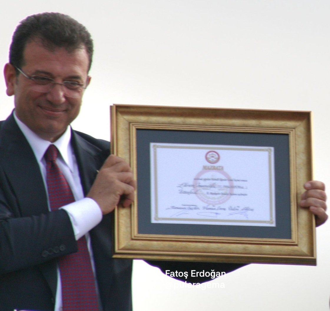 puleragema's tweet photo. #İBBDavası'nda 55.gün 

"Bizim ne ayakkabı kutularımız ne de gizli kasalarımız var!"

İstanbul Büyükşehir Belediye Başkanı #Ekremİmamoğlu, Kültür AŞ Genel Müdür Yardımcısı Erhan Karaal’ın kaçırılarak ağır işkenceye maruz kalması üzerine yargı ve devlet kurumlarına acil çağrıda bulundu. 

Devam eden dava sürecinde hedef gösterilen isimlerin ve ailelerinin can güvenliğinin kalmadığını belirten İmamoğlu, medyadaki asılsız iddiaların azmettirici unsura dönüştüğünü vurguladı.

​Kültür AŞ Genel Müdür Yardımcısı’nın 36 saat boyunca işkenceye maruz kaldığına dikkat çeken Ekrem İmamoğlu, yandaş medyanın hedef gösteren yayınlarına tepki göstererek tüm kurumları bu korku iklimine son vermeye davet etti.

Ekrem İmamoğlu: 

"Bu sabah bu elde ettiğim bilgiler doğrultusunda ifadelerde, işte "200 kilo altın nerede, 500 kilo altın nerede, para nerede?" diye işkencelere maruz tutulan insanlar, daha doğrusu bu işi yapan insanların bu şekilde soruları sorduğu ve ben de simaen tanıdığım ama kendisini kişisel olarak tanımadığım Genel Müdür Yardımcısı'nın ifadelerinde bunları duyduk.

Açıkçası buna sebep olan koşullar söz konusu Sayın Başkan, Sayın Heyet.

Bu da süreç devam eden iddianame ya da benim ifademle iftiranameden kaynaklı ve bunu kendine her gün saçma sapan bir haber kaynağı olarak gören, medyada yazan, çizen ve konuşan insanlar, bu rakamları manşetten duyuruyorlar.

İşte Akit, Sabah gibi birtakım mecralarda, rakam vererek yani milyarlar yazarak, "Şu kadar altın" diyerek bunu duyurmaları ve sanki böyle bir hesap varmışçasına yapılan anlatı, gerçekten artık çok büyük bir suç olmaktan çıkmış, artık azmettirici kaynağa dönüşmüştür.

Bu azmettirici kaynağın sebebi de az önce ifade ettiğim kurumlardır. Buradaki bulunan insanların ve ailelerinin hedef haline geldiğinin altını çizmek isterim.

İddia makamından dahil, herkes, artık çok büyük bir zan altındadır.

Burada kazılan tarlaları, içi aranan kuyuları biz tutuklu kaldığımız yaklaşık 17 aylık süreçte yaşadık. Bunu yapan, televizyonlarda bunu konuşan meczupların hakkında bulunduğumuz hiçbir suç duyurusu, hiçbir dava karşılık bulmamıştır.

Altını daha önce bir ifademde çizmiştim Sayın Başkan, yüzlerce başvurumuzdan bir tanesi dahi en ağır hakaret, en ağır küfür, en ağır iftiranın dahi karşılık bulmadığını, tek bir tanesinin hatta son dönemde 50-100 tanesinin nasıl bir sistem ki aynı savcıya düşürülüp, aynı şekilde "Kovuşturmaya gerek yoktur" diye karşılık bulduğunu söylemiştim.

Bu noktada Türkiye'nin bütün, tepeden tırnağa herkesi uyarıyorum. Sizin de bu konuda bilgi sahibisiniz olmanızı istiyorum. 

Yetkiniz nedir bilmiyorum, ben hukukçu değilim. Sizin yapabileceğiniz bir şey varsa da yapmanızı öneriyorum, çünkü bu davanın bir parçası bu mesele.

İddia makamını uyarıyorum. İstanbul Cumhuriyet Başsavcılığı'nı uyarıyorum. 

Burada bulunan ve bulunmayan herkesin, aşağıda etrafımı sarıp 15-20 kişinin ailesinden şüphelerini, endişelerini dinledim.

Bu mesele çok mühimdir. Harekete, gerekli kurumların geçmeye mecburiyeti olduğunu düşünüyorum, davet ediyorum.

Hızlıca insanların can tehdidini ve oluşan bu gerçekten dehşet verici, işkenceden cinayete varacak kadar ileriye götürecek zihniyete sahip insanları harekete geçiren iftiracıların, dünkü arkadaşımızın ifadesiyle “pişmancıkların” veya bunların aparatları ile ilgili gerekli işlemlerin yapılmasını önemsiyorum.

Zira mesele ağırdır. Buradan da ilan ediyorum: Bir şey, ortada bir şey yoktur.

Bizim ne ayakkabı kutularımız vardır ne gizli kasalarımız vardır ne de açıklanmayan tapularımız vardır.

Lütfen bütün kurumlar insanların annesi, babası, ama Erzincan'da ama İstanbul'da ama başka bir yerde, korku ve tehdit altında olduğu bu iklime son verici tedbirler alsınlar."