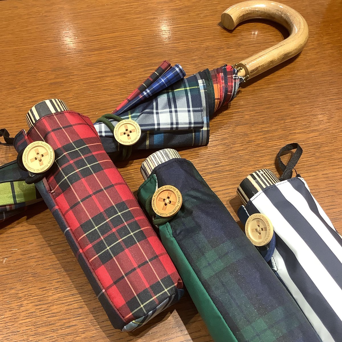 smith_hrsm's tweet photo. 無地と柄の組み合わせが素敵な+RINGの傘。
PLUSRINGと刻印されたボタンに、ゴムバンドのストラップで束ねるおしゃれなデザイン。長傘は左右どちらから巻いても傘を束ねてしまうことができます。晴雨兼用なのでいつでも活躍してくれます◎
ぜひ店頭でご覧ください。 https://t.co/twGXvLc9bp