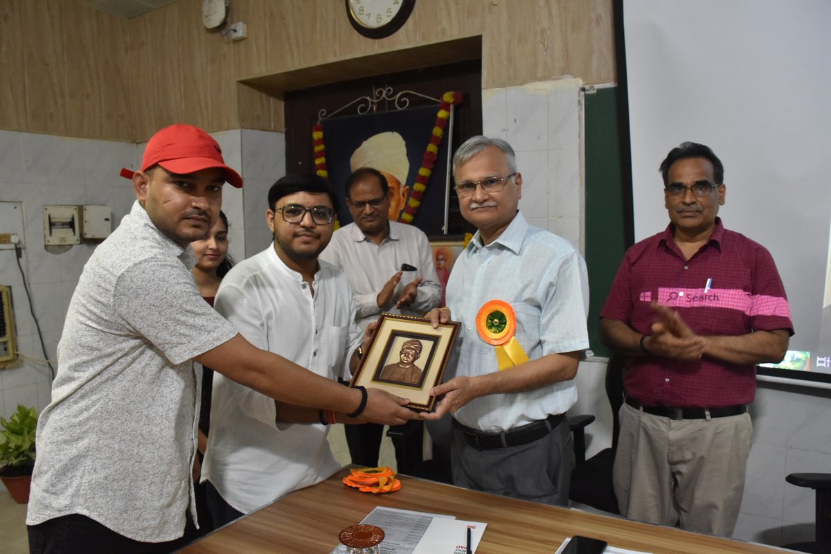 bhu_updates's tweet photo. Vice-Chancellor Prof. Ajit Kumar Chaturvedi has said that classroom learning alone is often inadequate to prepare students for the practical needs of today's academic and professional environment, underscoring the increasing importance of internships in higher education. https://t.co/zU8wr9t59k