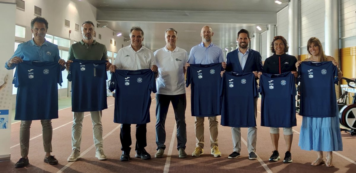 JuntaGranada's tweet photo. El delegado de @TurismoAND y @CulturaAND @davidrguezlopez asiste a la presentación de los integrantes para la temporada 2026-27 de los distintos programadas deportivos del CETD de Sierra Nevada, 19 deportivas de esquí alpino, freestyle, snowboard, etc. https://t.co/jbeOrWi4Uv