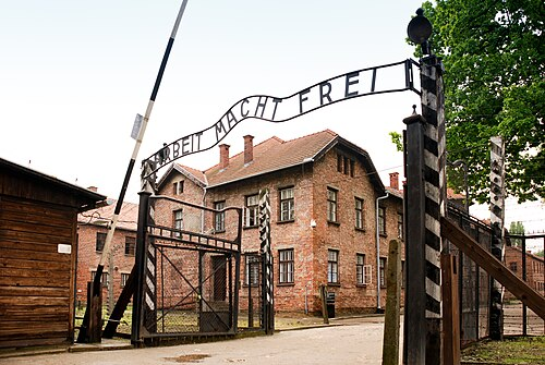 DIEGVS's tweet photo. Ojo! #TalDíaComoHoy de 1942: en el campo de concentración de Auschwitz (en la Polonia invadida por Alemania) ―en el marco de la Segunda Guerra Mundial (1939‑1945)― los alemanes perpetran la primera ejecución de judíos mediante cámaras de gas.
#Gæfemérides https://t.co/gGvkJMczNI