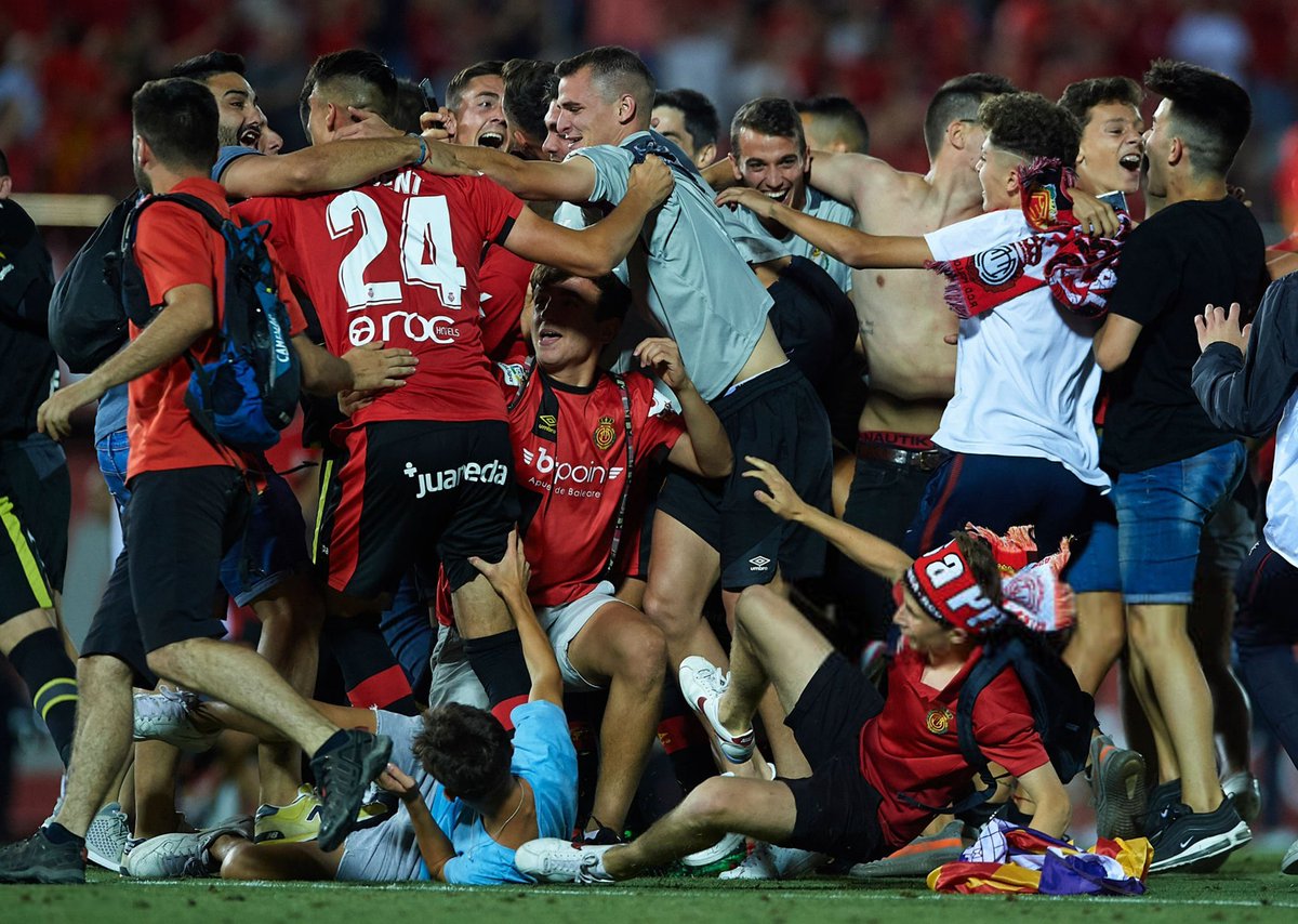 RCD_Mallorca's tweet photo. Un 23 de juny ho vàrem fer.
Un 23 de juny hi vàrem creure.
Un 23 de juny vàrem aixecar-nos junts.

𝟮𝟯/𝟬𝟲/𝟮𝟬𝟭𝟵 | Nit de Sant Joan ❤️🖤 https://t.co/BAchBJ8Wne