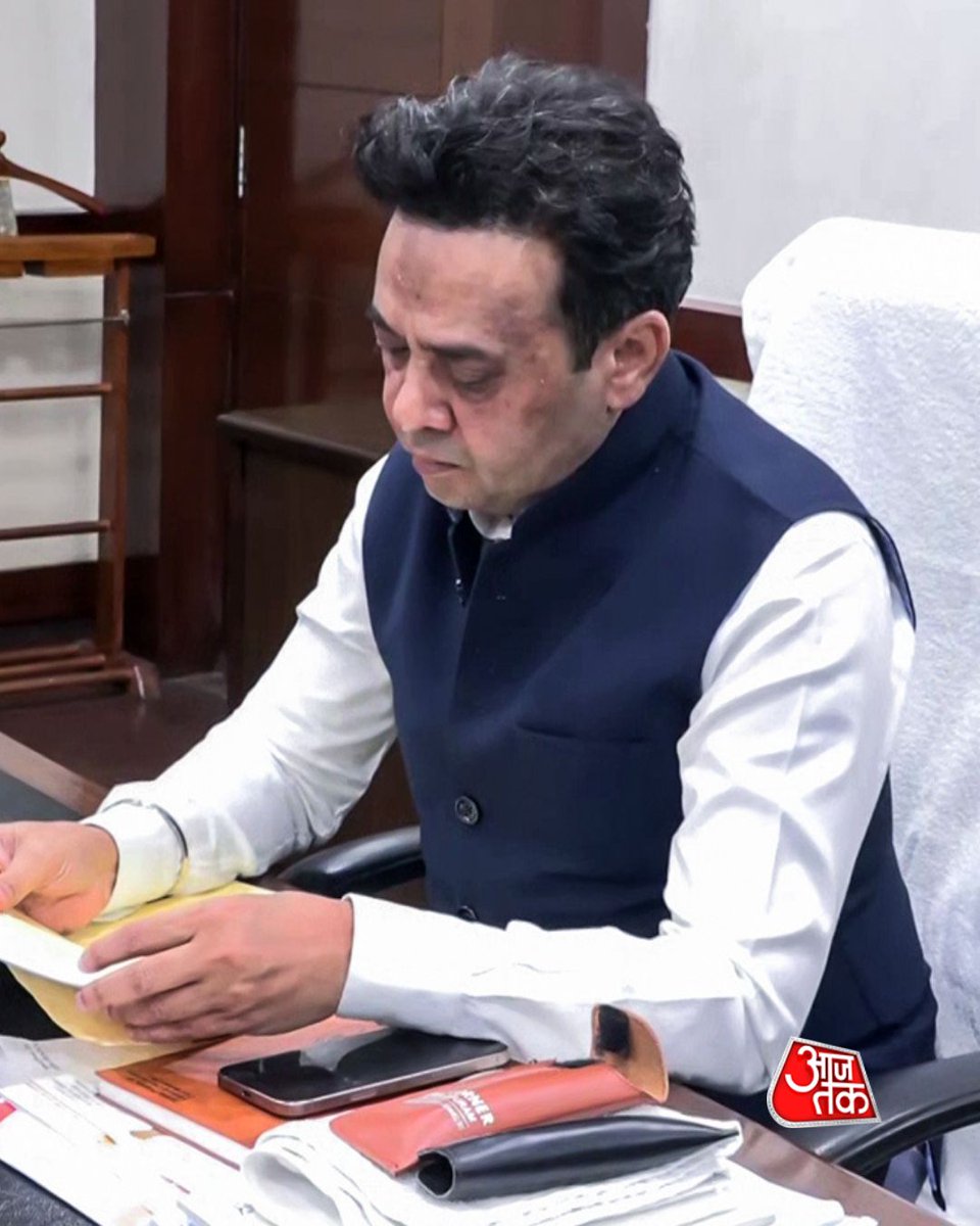 aajtak's tweet photo. राम मंदिर चंदा चोरी में किसी को क्लीन चिट नहीं, कई कर्मचारियों पर केस दर्ज करने की सिफारिश... SIT ने सौंपी रिपोर्ट

अयोध्या में राम मंदिर चंदा चोरी के मामले में तीन सदस्यीय SIT ने प्रारंभिक जांच रिपोर्ट गृह सचिव संजय प्रसाद को सौंप दी है. इस रिपोर्ट में कई गड़बड़ियों के खुलासे हुए हैं. रिपोर्ट में कई पदाधिकारी जांच के दायरे में हैं, वहीं विस्तृत रिपोर्ट आने के बाद कई कर्मचारियों पर गाज गिर सकती है.

#RamMandir #SITReport #ATPhotoblog #SITTeam