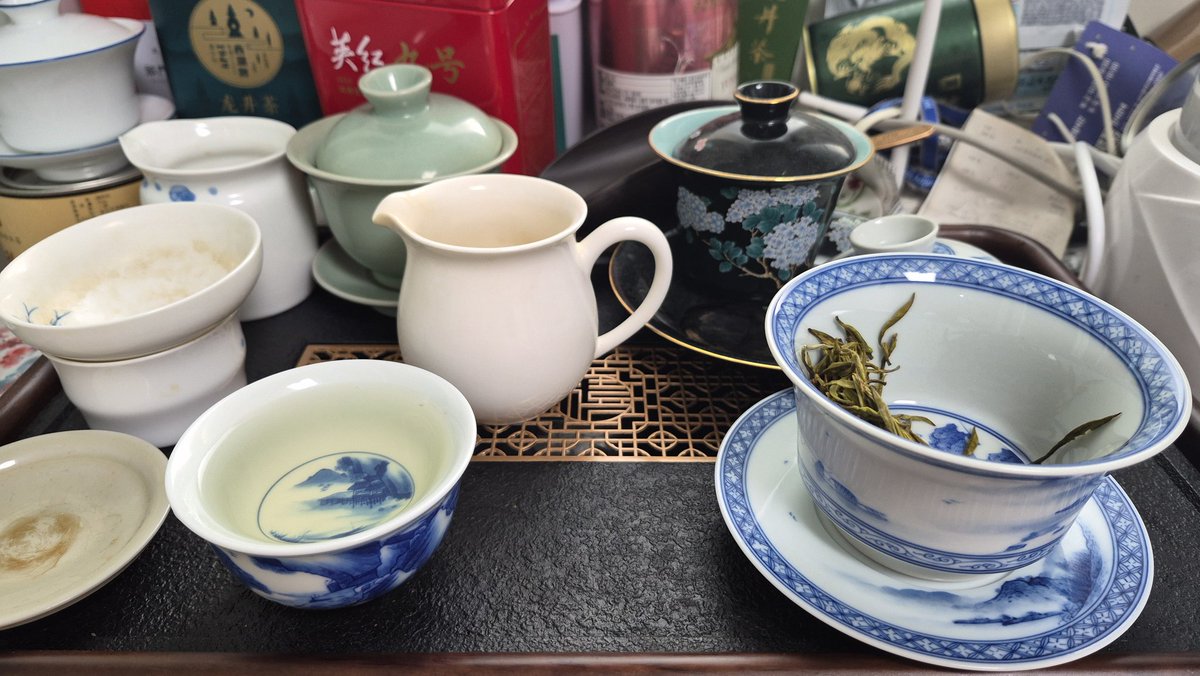 Tea_Kerdin's tweet photo. 군산은침.
우림온도 75도 85도 95도 모두 다른 매력을 가져서 좋은 차.
오늘은 75도. 군산은침 특유의 깔끔한 단맛이 잘 나고, 삶은 밤 향이 엽저에서 흘러나오는 수온.
중국황차를 전반적으로 좋아하지만 그 중에서도 가장 사랑할 수밖에 없는 차. https://t.co/M73Fvyjc9I