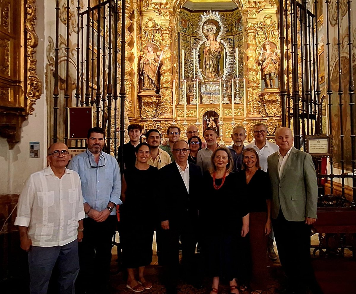 r_peccatorum's tweet photo. 🔵CORONACIÓN CANONICA| En el transcurso de la Santa Misa celebrada ayer, la @_AlegriaSevilla obsequió a Nuestra Señora del Amparo con un hermoso broche, con motivo de su Coronación Canónica. 
Ponemos a todos sus hermanos bajo el Amparo de María, causa de nuestra Alegría. https://t.co/jYcXv5tDqF