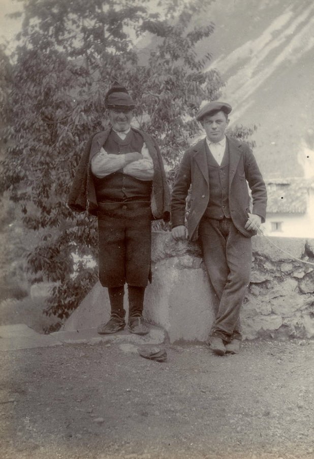 Noelst1's tweet photo. Hombres en un punto indeterminado de Asturias a finales del siglo XIX.
Fotografía de William Selkirk.
Colección del Museo del Pueblo de Asturias. https://t.co/HBLsm1Fnr5