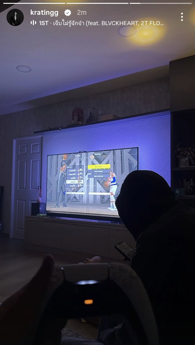 Yellow_sticker's tweet photo. TINGMEEN!!!!!!
SEE. Krating is in Meen's house. 🤣🤣🤣🤣
They are together. 
Is that Meen in the hoodie????
OMG finally a #tingmeen moment. https://t.co/IdrfXk79jF