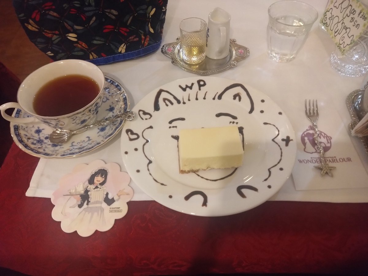 NagiCarua's tweet photo. 久しぶり過ぎるワンダーパーラー。1年以上空いたのは初かも。ミートボールボロネーゼパスタ。ニューヨークチーズケーキ🍰。メイドさんは食べるだけコラボの紅茶橘スズメをはちみつとミルクで。コースターも運好くスズメちゃん。
#ワンダーパーラー https://t.co/X3y1KMaPOT