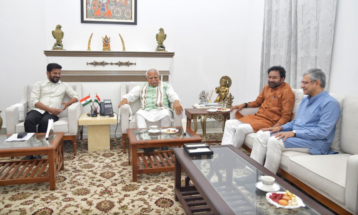 revanth_anumula's tweet photo. హైద‌రాబాద్ మెట్రో ఫేజ్‌-I స్వాధీనం..  ఫేజ్‌-II విస్త‌ర‌ణ‌పై ఉన్న ఆటంకాల‌ను తొల‌గించేందుకు రైల్వే శాఖ మంత్రి శ్రీ అశ్వినీ  వైష్ణ‌వ్‌, కేంద్ర బొగ్గు, గ‌నుల శాఖ మంత్రి శ్రీ కిష‌న్ రెడ్డి, పట్టణ వ్యవహారాల శాఖ మంత్రి శ్రీ మనోహర్ లాల్ ఖట్టర్ తో సుదీర్ఘంగా చ‌ర్చించాను. 

ఈ సంద‌ర్బంగా హైద‌రాబాద్ మెట్రో ఫేజ్‌- I వాల్యూయేష‌న్‌... ఫేజ్‌-I స్వాధీనానికి అవ‌స‌ర‌మైన రుణ సేక‌ర‌ణ‌.. రుణ సంస్థ ఎంపిక... మెట్రో ఫేజ్‌-II విస్త‌ర‌ణ‌.. నిర్మాణ‌ వ్య‌యం... అందుకు అవ‌స‌ర‌మైన  రుణ సేక‌ర‌ణ అంశాల‌ను అధ్య‌య‌నం చేసేందుకు క‌న్స‌ల్టెంట్ ను నియ‌మించాల‌ని నిర్ణయించాం. దీనికి క‌న్స‌ల్టెంట్‌గా  SBICAPSని ఎంపిక చేశాం. ఈ సంస్థ ఇచ్చే నివేదిక ఆధారంగా భ‌విష్య‌త్ కార్యాచ‌ర‌ణ చేప‌ట్ట‌ాలని నిర్ణయించాం.

#HyderabadMetro #MetroExpansion #Telangana #UrbanMobility #Hyderabad #MetroPhase2