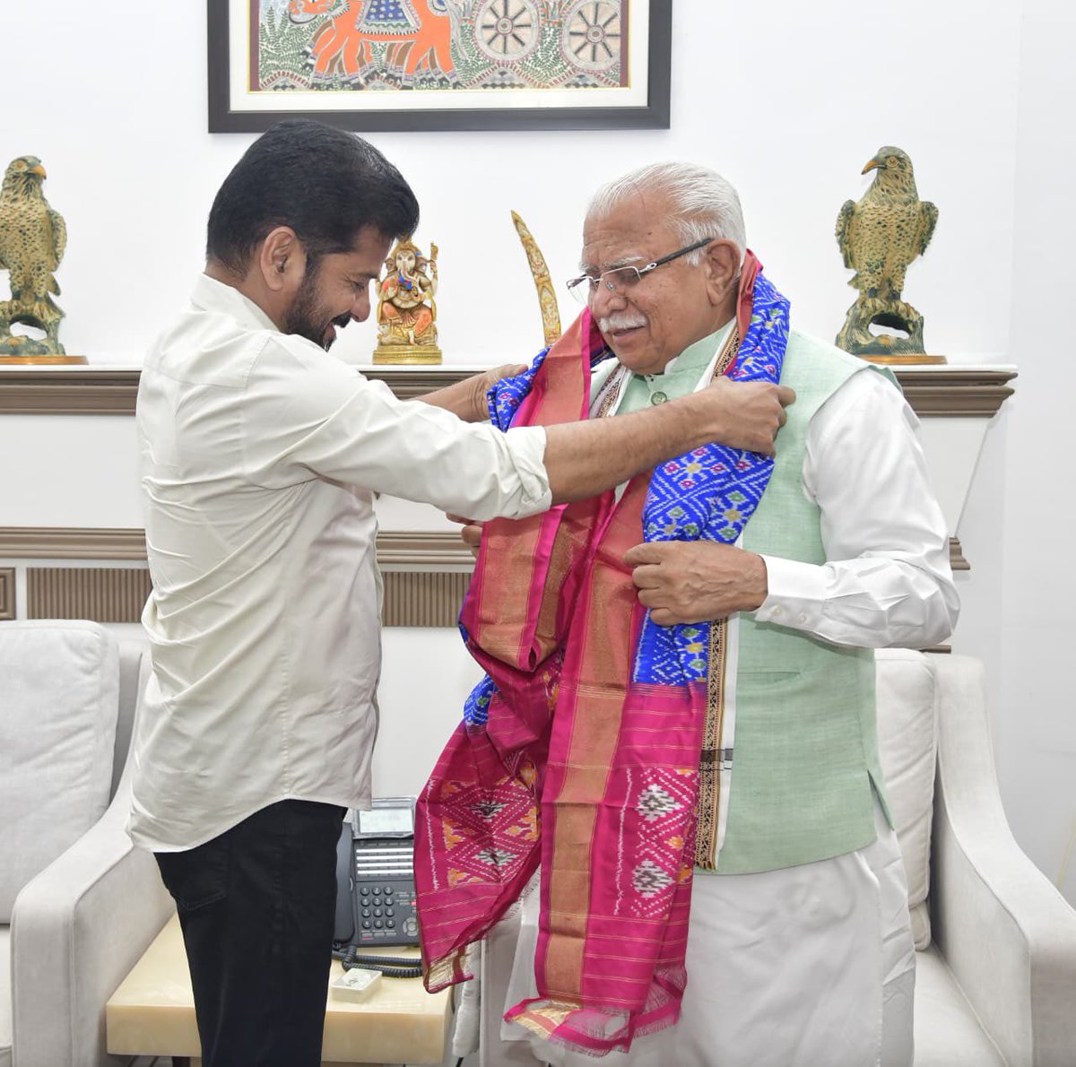 revanth_anumula's tweet photo. హైద‌రాబాద్ మెట్రో ఫేజ్‌-I స్వాధీనం..  ఫేజ్‌-II విస్త‌ర‌ణ‌పై ఉన్న ఆటంకాల‌ను తొల‌గించేందుకు రైల్వే శాఖ మంత్రి శ్రీ అశ్వినీ  వైష్ణ‌వ్‌, కేంద్ర బొగ్గు, గ‌నుల శాఖ మంత్రి శ్రీ కిష‌న్ రెడ్డి, పట్టణ వ్యవహారాల శాఖ మంత్రి శ్రీ మనోహర్ లాల్ ఖట్టర్ తో సుదీర్ఘంగా చ‌ర్చించాను. 

ఈ సంద‌ర్బంగా హైద‌రాబాద్ మెట్రో ఫేజ్‌- I వాల్యూయేష‌న్‌... ఫేజ్‌-I స్వాధీనానికి అవ‌స‌ర‌మైన రుణ సేక‌ర‌ణ‌.. రుణ సంస్థ ఎంపిక... మెట్రో ఫేజ్‌-II విస్త‌ర‌ణ‌.. నిర్మాణ‌ వ్య‌యం... అందుకు అవ‌స‌ర‌మైన  రుణ సేక‌ర‌ణ అంశాల‌ను అధ్య‌య‌నం చేసేందుకు క‌న్స‌ల్టెంట్ ను నియ‌మించాల‌ని నిర్ణయించాం. దీనికి క‌న్స‌ల్టెంట్‌గా  SBICAPSని ఎంపిక చేశాం. ఈ సంస్థ ఇచ్చే నివేదిక ఆధారంగా భ‌విష్య‌త్ కార్యాచ‌ర‌ణ చేప‌ట్ట‌ాలని నిర్ణయించాం.

#HyderabadMetro #MetroExpansion #Telangana #UrbanMobility #Hyderabad #MetroPhase2