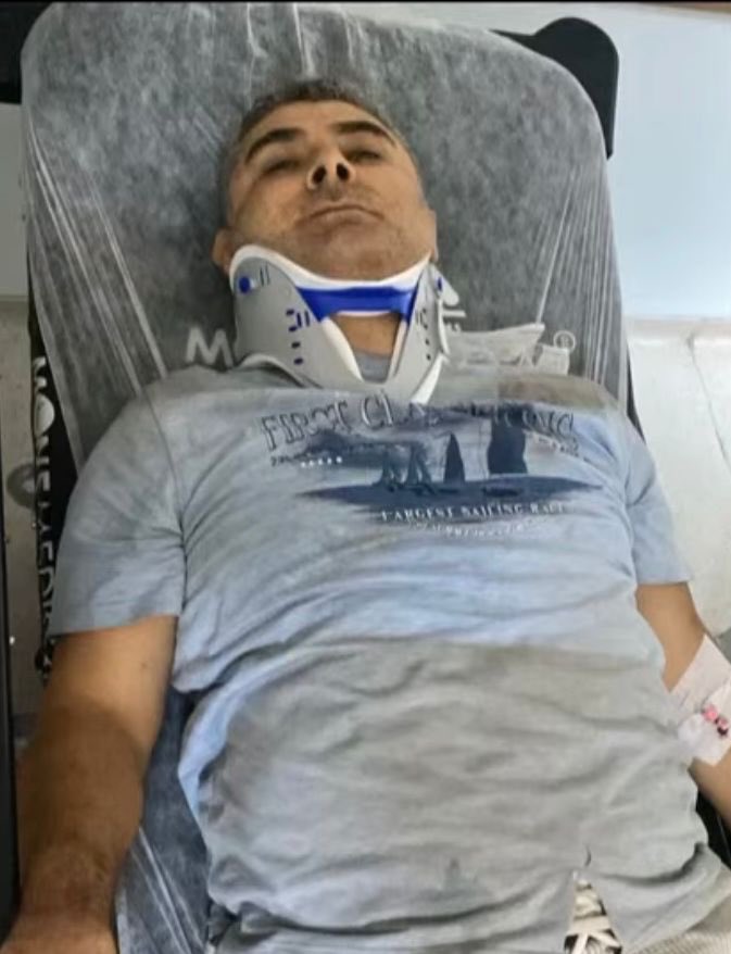 HaberReport's tweet photo. Ekrem İmamoğlu, kaçırılan İBB Kültür AŞ Genel Müdür Yardımcısı Eren Karaal hakkında: 

"Yoğun bakımda ve maruz kaldığı işkence biçiminde neredeyse 36 saat susuz bırakılması, tırnaklarının çekilmesi ve büyük bir işkenceye tabi tutulması söz konusu.

Esasen ben de kendimi ayıpladım biraz, meseleyi hafiften aldığımı düşündüm bunları öğrenince.

'200 kilo altın nerede, 500 kilo altın nerede, para nerede?' diye işkencelere maruz tutulan insanlar, daha doğrusu bu işi yapan insanların bu şekilde soruları sorduğu ve ben de simaen tanıdığım ama kendisini kişisel olarak tanımadığım Genel Müdür Yardımcısı'nın ifadelerinde bunları duyduk.

Akit, Sabah gibi birtakım mecralarda, rakam vererek yani milyarlar yazarak, 'Şu kadar altın' diyerek bunu duyurmaları ve sanki böyle bir hesap varmışçasına yapılan anlatı, gerçekten artık çok büyük bir suç olmaktan çıkmış, artık azmettirici kaynağa dönüşmüştür."
(BirGün)