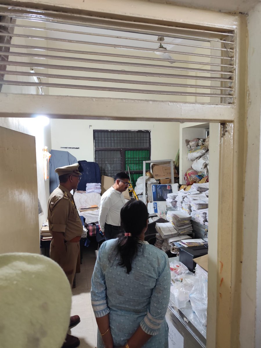 dguppcl's tweet photo. कल दिनांक 22-06-26 को सायंकाल अपर पुलिस महानिदेशक महोदय उ०प्र०पा०का०लि० डॉ० आर०के० स्वर्णकार द्वारा APT थाना लखनऊ का आकस्मिक निरीक्षण किया गया। थाना परिसर का भ्रमण किया गया। रखरखाव, विवेचना निस्तारण तथा   थानों में सहजदृश्य स्थान पर CUG No. अंकित कराने के लिये निर्देशित किया गया https://t.co/myH1LC5lmu