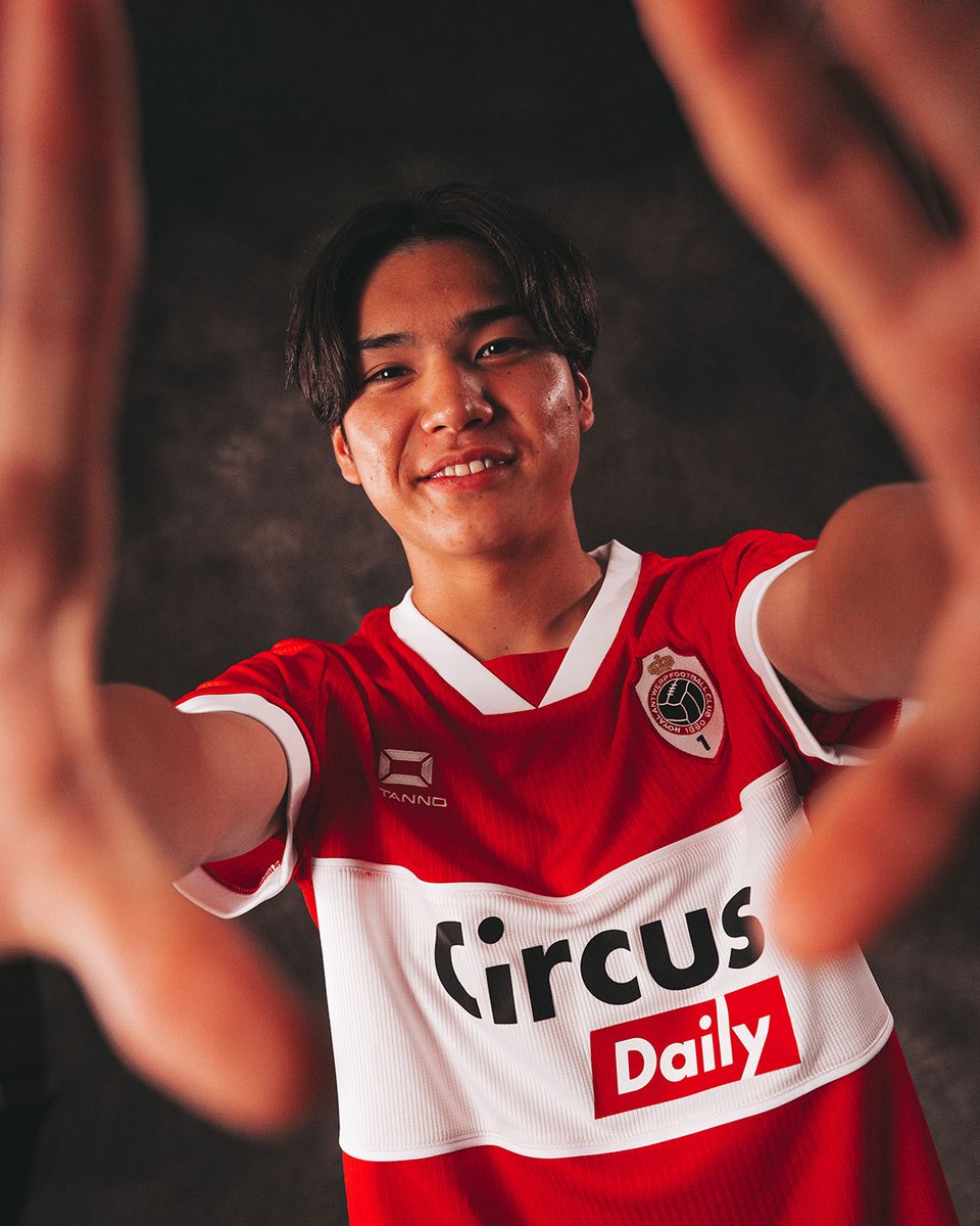 official_rafc's tweet photo. Koki Ando is a Red! ✍️🔥

Koki (18) is een rechtsvoetige Japanse winger die overkomt van Mito HollyHock, dat uitkomt in de Japanse J.League.

In zijn eerste twee wedstrijden van het seizoen was hij meteen goed voor twee knappe dribbeldoelpunten. Nu maakt hij de overstap naar The Great Old. Koki tekent een contract van vier jaar op de Bosuil.

Welkom en succes, Koki! 🔴⚪