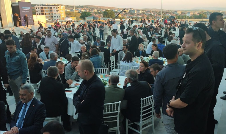 aykutdis1's tweet photo. Sofralarda buluşmak yeterli mi

İki gün önce Horasan Erenleri Dernekler Federasyonu ev sahipliğinde yedi Alevi-Bektaşi kurumunun ortaklığında bir oruç açma buluşması yapıldı.

Hacıbektaş'ta MHP Genel Başkanı Devlet Bahçeli'nin bağışladığı arsa üzerinde inşa edilen Horasan Erenleri Cemevi'nde, Muharrem orucu vesilesiyle yapılan etkinlikte AK Parti, CHP, MHP, Vatan Partisi ve BBP aynı sofrada bir araya geldi. İçişleri Bakanı Mustafa Çiftçi ve Milli Eğitim Bakanı Yusuf Tekin ile Hacıbektaş Belediye Başkanı Ali Kaim'in de yer aldığı buluşmaya çok sayıda vatandaş katıldı.

Horasan Erenleri ve beraberindekiler, yalnızca Alevi STK'larına değil bütün STK'lara örnek olacak birleştirici bir işe imza attı.

Böylesi etkinlikler toplumsal birliği pekiştirmenin yanı sıra kolektif hafızayı güçlendiriyor. Devlet ve siyaset erkanının Alevi toplumu ile temas etmesine fırsat sağlıyor. Güzel fotoğraflar yansıtıyor, hoş sohbetler doğuruyor.

Fakat sofralarda bir araya gelmek, kürsülerden nazik mesajlar vermek artık yetmez.

Alevi-Bektaşi Kültür ve Cemevi Başkanlığının kuruluşu ve hizmetleriyle bu alanda önemli bir eşik geçildi, hakkını teslim edelim. MHP Genel Başkanı Devlet Bahçeli'nin meseleye dair gösterdiği öncü tavır da çok anlamlı. Sayın Bahçeli "Cami de bizim Cemevi de" sözleriyle putları yıkarak Cemevlerinin ibadethane statüsüne hukuken de erişmesini önerdi.

Ancak Aleviler ile ilgili gerçeklik hala 'Türkiye Yüzyılı' şeklinde ifade edilen vizyonla, insanlık olarak geldiğimiz aşamayla uyumlu değil.

Bahçeli'nin önerileri ne yazık ki havada kaldı.

CHP ve Vatan Partisi ise zaten yıllardır Alevi toplumunun taleplerini dile getiriyorlar ama yürütme makamında değiller.

Son kertede başta kamuda ayrımcılık ve siyasal temsilde sınırlılık olmak üzere Alevilerin önemli sorunları nihai olarak çözülemedi.

'Hepimiz Ahmed Yesevi'nin yolundaysak' niçin Alevi gençleri vali, kaymakam, emniyet müdürü olmakta zorlanıyor?

'Hacı Bektaş Veli hepimizin değeriyse' niçin AK Parti ve MHP'de hem Milletvekilliği hem de Genel Merkez Yöneticiliği düzleminde Alevi toplumundan gelen isimler yok?

Bu sorulara tatmin edici yanıtların verilmesi gerekiyor.

Üstelik bunları yapabilmek için muhataba, silah bırakmaya, kostere, mesaja, teyit-tespite, pazarlığa, müzakereye; en önemlisi kanuna lüzum yok.

Hemen yarın olabilecek şeyler. Esas çözümler, idarî uygulamalar ve mentâl dönüşüm ile doğrudan ve hızla hayata geçirilebilecek kolaylıkta...
 
Alevilerin sorunlarının çözümünün, yalnızca insan hakları meselesi değil, aynı zamanda iç cephede birlik konusunun önemli bir başlığı olduğunu da eklemek gerekiyor.

Türkiye Cumhuriyeti'nin, bu tarihi çözümü hayata geçirebilecek kamusal kuvvet, kudret ve kabiliyeti var.

@mustafaciftcitr @Yusuf__Tekin @belginuygur10 @HuseyinYayman @yasaryldrmMHP @cemal_canpolat @ozgurbursali @ayhanbilgen