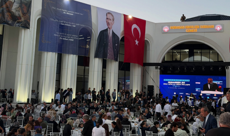aykutdis1's tweet photo. Sofralarda buluşmak yeterli mi

İki gün önce Horasan Erenleri Dernekler Federasyonu ev sahipliğinde yedi Alevi-Bektaşi kurumunun ortaklığında bir oruç açma buluşması yapıldı.

Hacıbektaş'ta MHP Genel Başkanı Devlet Bahçeli'nin bağışladığı arsa üzerinde inşa edilen Horasan Erenleri Cemevi'nde, Muharrem orucu vesilesiyle yapılan etkinlikte AK Parti, CHP, MHP, Vatan Partisi ve BBP aynı sofrada bir araya geldi. İçişleri Bakanı Mustafa Çiftçi ve Milli Eğitim Bakanı Yusuf Tekin ile Hacıbektaş Belediye Başkanı Ali Kaim'in de yer aldığı buluşmaya çok sayıda vatandaş katıldı.

Horasan Erenleri ve beraberindekiler, yalnızca Alevi STK'larına değil bütün STK'lara örnek olacak birleştirici bir işe imza attı.

Böylesi etkinlikler toplumsal birliği pekiştirmenin yanı sıra kolektif hafızayı güçlendiriyor. Devlet ve siyaset erkanının Alevi toplumu ile temas etmesine fırsat sağlıyor. Güzel fotoğraflar yansıtıyor, hoş sohbetler doğuruyor.

Fakat sofralarda bir araya gelmek, kürsülerden nazik mesajlar vermek artık yetmez.

Alevi-Bektaşi Kültür ve Cemevi Başkanlığının kuruluşu ve hizmetleriyle bu alanda önemli bir eşik geçildi, hakkını teslim edelim. MHP Genel Başkanı Devlet Bahçeli'nin meseleye dair gösterdiği öncü tavır da çok anlamlı. Sayın Bahçeli "Cami de bizim Cemevi de" sözleriyle putları yıkarak Cemevlerinin ibadethane statüsüne hukuken de erişmesini önerdi.

Ancak Aleviler ile ilgili gerçeklik hala 'Türkiye Yüzyılı' şeklinde ifade edilen vizyonla, insanlık olarak geldiğimiz aşamayla uyumlu değil.

Bahçeli'nin önerileri ne yazık ki havada kaldı.

CHP ve Vatan Partisi ise zaten yıllardır Alevi toplumunun taleplerini dile getiriyorlar ama yürütme makamında değiller.

Son kertede başta kamuda ayrımcılık ve siyasal temsilde sınırlılık olmak üzere Alevilerin önemli sorunları nihai olarak çözülemedi.

'Hepimiz Ahmed Yesevi'nin yolundaysak' niçin Alevi gençleri vali, kaymakam, emniyet müdürü olmakta zorlanıyor?

'Hacı Bektaş Veli hepimizin değeriyse' niçin AK Parti ve MHP'de hem Milletvekilliği hem de Genel Merkez Yöneticiliği düzleminde Alevi toplumundan gelen isimler yok?

Bu sorulara tatmin edici yanıtların verilmesi gerekiyor.

Üstelik bunları yapabilmek için muhataba, silah bırakmaya, kostere, mesaja, teyit-tespite, pazarlığa, müzakereye; en önemlisi kanuna lüzum yok.

Hemen yarın olabilecek şeyler. Esas çözümler, idarî uygulamalar ve mentâl dönüşüm ile doğrudan ve hızla hayata geçirilebilecek kolaylıkta...
 
Alevilerin sorunlarının çözümünün, yalnızca insan hakları meselesi değil, aynı zamanda iç cephede birlik konusunun önemli bir başlığı olduğunu da eklemek gerekiyor.

Türkiye Cumhuriyeti'nin, bu tarihi çözümü hayata geçirebilecek kamusal kuvvet, kudret ve kabiliyeti var.

@mustafaciftcitr @Yusuf__Tekin @belginuygur10 @HuseyinYayman @yasaryldrmMHP @cemal_canpolat @ozgurbursali @ayhanbilgen