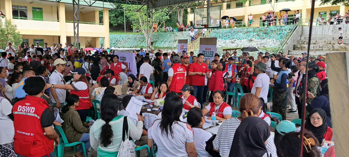 valenzuelacity's tweet photo. Sa patuloy na diwa ng #VCCares, lalo pang pinalawig ng Pamahalaang Lungsod ng Valenzuela, sa pangunguna ng Valenzuela City Disaster Risk Reduction and Management Office (VCDRRMO) at sa pakikipagtulungan sa Department of Social Welfare and Development (DSWD), ang paghahatid ng tulong at pag-asa sa bayan ng Malapatan, Sarangani Province ngayong araw, Hunyo 23, 2026.
Direktang nagtungo at naghatid ng tulong ang VCDRRMO sa Malapatan National High School upang alalayan ang mga mag-aaral at guro na naapektuhan ng nagdaang lindol. Upang matiyak ang kanilang kaligtasan at kapakanan, mabilis na itinayo ang mga Child-Friendly Space tent at ipinamahagi ang mga hygiene at sleeping kit. Gamit din ang Water Filtration Truck at Mobile Shower Unit, tiniyak na may sapat at malinis na supply ng tubig para sa sanitasyon ng lahat.
Bukod dito, pansamantala ring sineserbisyuhan ng Starlink satellite communication system ang pasilidad upang mapabilis ang ugnayan at koordinasyon sa pagbangon ng sektor ng edukasyon sa lugar.
Bilang bahagi rin ng malawakang relief mission na ito, dinaanan at nagbigay din ng paunang tulong ang Pamahalaang Lungsod sa mga bayan ng Municipality of Alabel, Municipality of Maasim, at Municipality of Glan.
Walang-tigil ang #VCCares, kasama ang DSWD at lokal na pamahalaan, sa paghahatid ng mabilis, organisado, at mapagkalingang serbisyo upang matiyak na ligtas at protektado ang ating mga kababayang malapit sa Malapatan National High School tungo sa kanilang muling pagbangon.