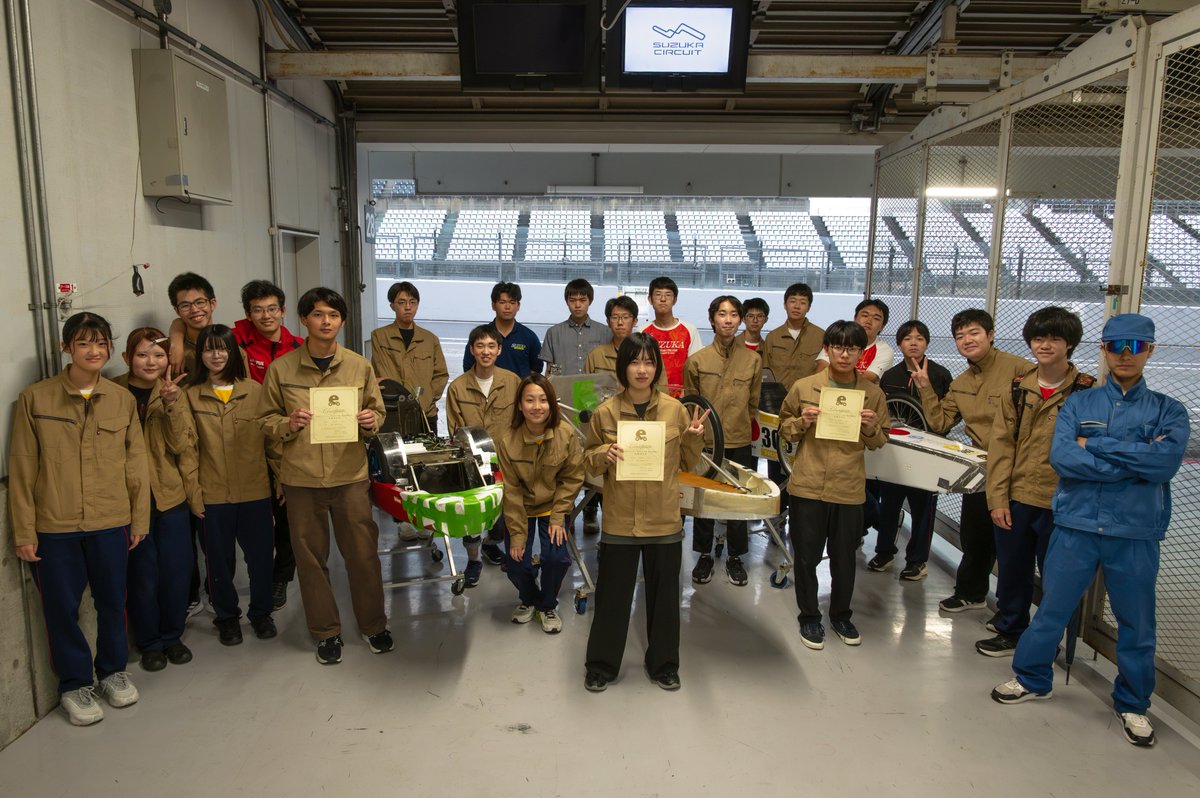 snct_ecopro's tweet photo. ホンダエコマイレッジチャレンジ 鈴鹿大会

鈴鹿高専しろくま組
314.542km/L グループIII 2位🥈

鈴鹿高専きりん組
200.146km/L グループIII 4位

鈴鹿高専RA
150.904km/L グループIII 5位

初の鈴鹿3台エントリーで、雨で完走率も悪い中、3台とも完走という素晴らしい結果を残すことができました！ https://t.co/hwarth0o0e