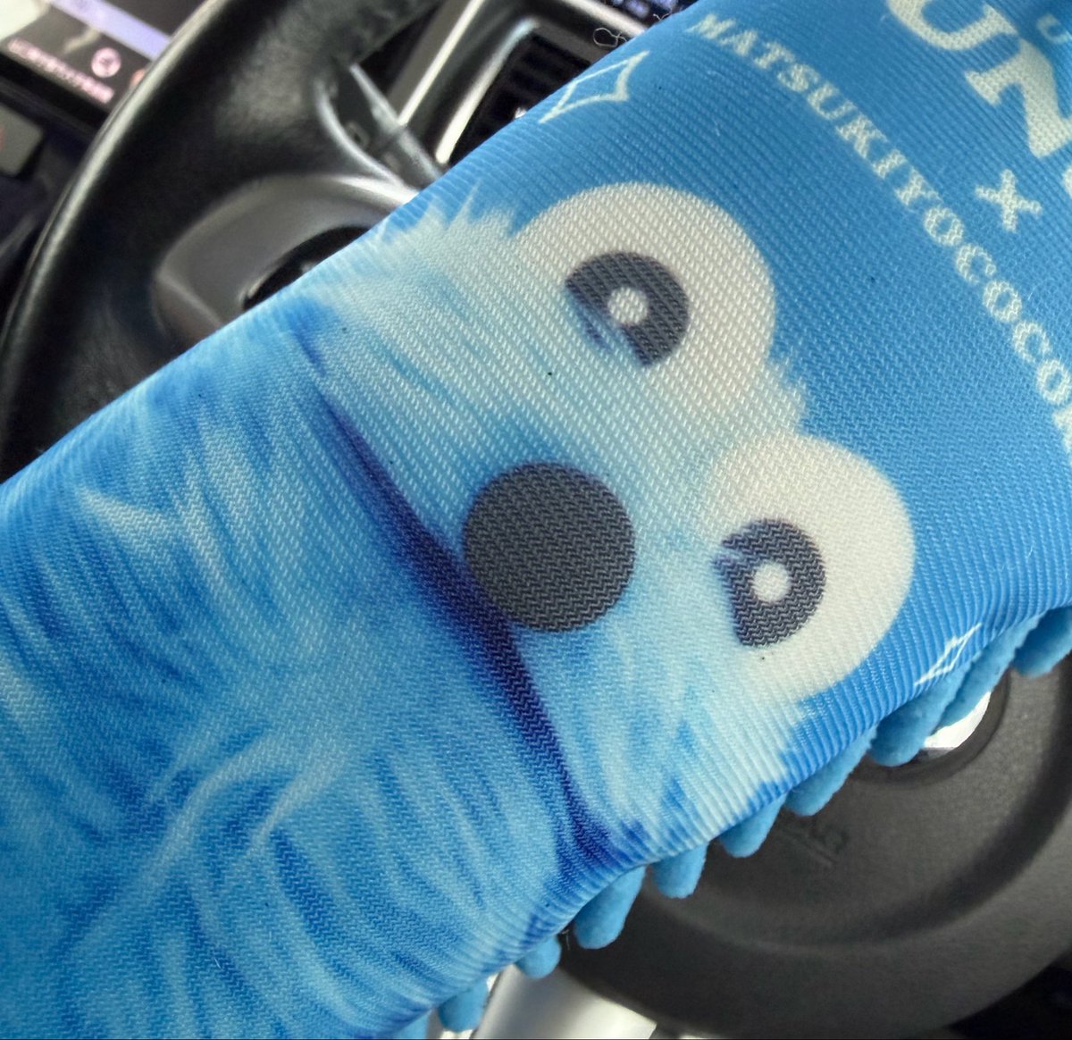 1000chimental's tweet photo. 駐車場に向かう階段を上がって車の方を見ると何かが落ちている…まさか！と思ったらやっぱり。。スンスンごめんよ😭雨ざらしになって水吸ってパンパンになってる💦 https://t.co/twsMRvgQ2S