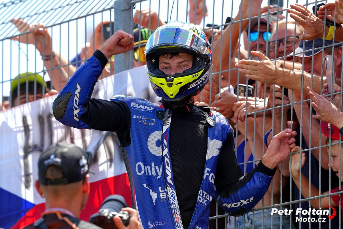 Moto_cz's tweet photo. ČESKÁ RADOST V BRNĚ: FILIP SALAČ NA STUPNÍCH VÍTĚZŮ! 🥉 🏆  🇨🇿
Neskutečná atmosféra na tribunách v Brně dostala tu nejlepší odměnu 🙂 🥰 🏍
Sledujte s námi českou stopu ve světovém šampionátu! 🔗 👇
https://t.co/XL9nt2gvMZ

#motocz #MotoGP #GrandPrix #moto3 #moto2 #filipsalac https://t.co/ZbGMP3wYjw