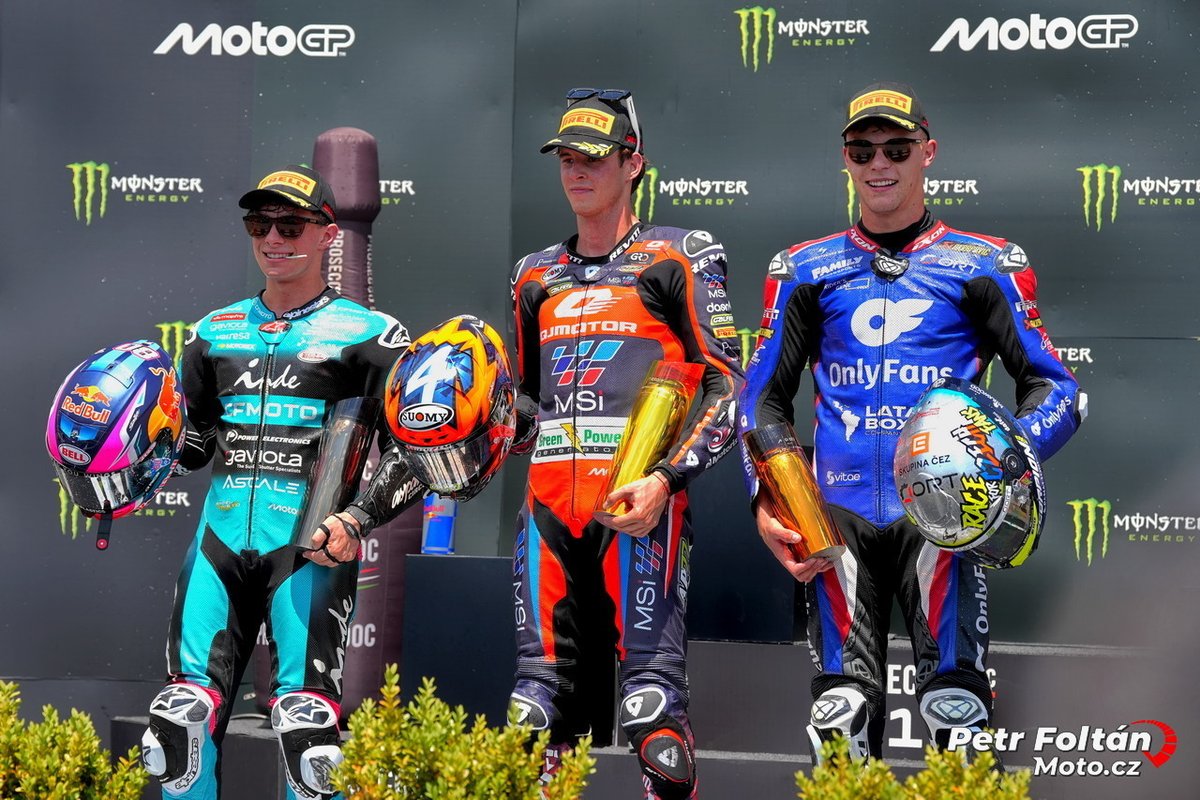 Moto_cz's tweet photo. ČESKÁ RADOST V BRNĚ: FILIP SALAČ NA STUPNÍCH VÍTĚZŮ! 🥉 🏆  🇨🇿
Neskutečná atmosféra na tribunách v Brně dostala tu nejlepší odměnu 🙂 🥰 🏍
Sledujte s námi českou stopu ve světovém šampionátu! 🔗 👇
https://t.co/XL9nt2gvMZ

#motocz #MotoGP #GrandPrix #moto3 #moto2 #filipsalac https://t.co/ZbGMP3wYjw