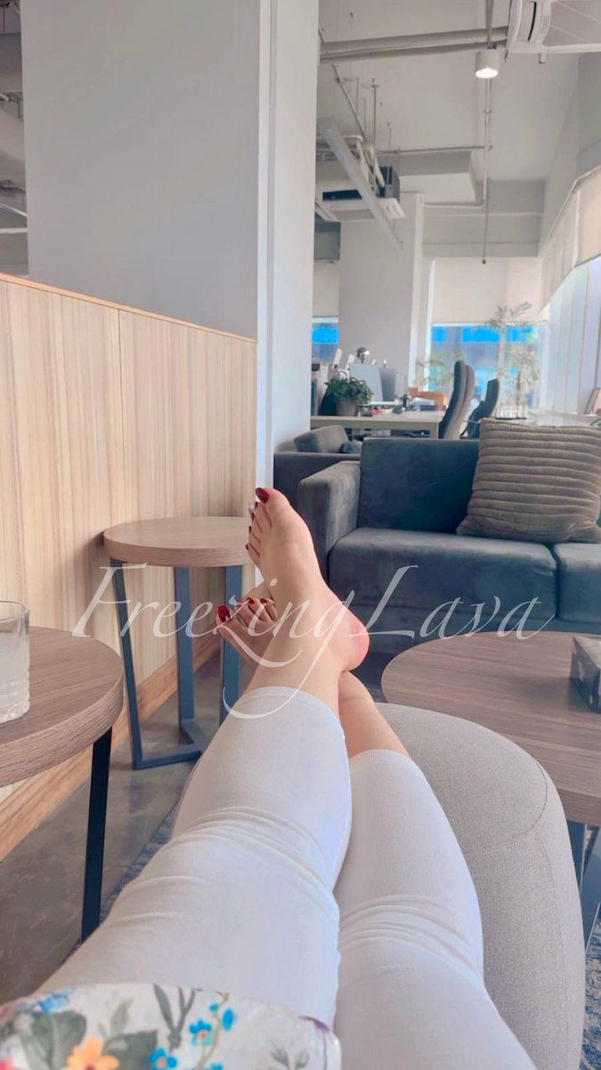 TheCandaulists's tweet photo. Be honest... if you were given the honor of serving, how would you do it?
#Candaulism #feetfetısh #Feet #Sexy #Lifestyle # https://t.co/6r2HrOwnpH