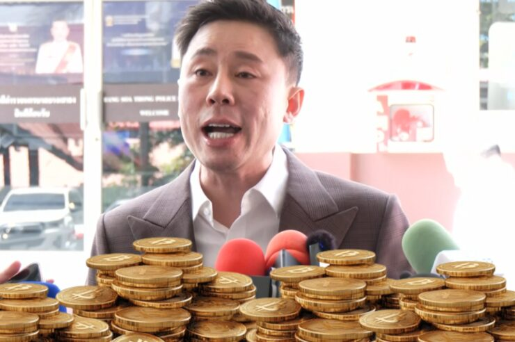 0xMeowCrypto's tweet photo. สรุปปมเหรียญคริปโต #SIMMO เงิน 1.5 ล้านหายไปไหน?
จากโปรเจกต์เหรียญดิจิทัล กลายเป็นคดีฉ้อโกงร้อนๆ #เหมียวสรุป
----------------------
#ทนายตั้ม เข้าแจ้งความ “มี่” และ “ปีเตอร์” สองสามีภรรยาเจ้าของบริษัท ปีเตอร์ วิชั่น จำกัด
อ้างว่าทั้งคู่ชวนลงทุนทำเหรียญคริปโตชื่อ SIMMO พร้อมบอกว่าสามารถพาเข้ากระดานซื้อขายใหญ่ระดับ #Binance ได้
---
ทนายตั้มบอกว่าโอนเงินให้ไปแล้ว 1.5 ล้านบาท ตั้งแต่ปี 2566
มีการการันตีว่า ภายใน 2 ปี เหรียญจะเข้ากระดานสำเร็จ
แต่จนถึงวันนี้ เหรียญ $SIMMO ยังไม่เข้ากระดานไหนเลย
---
หลักฐานที่ทนายตั้มนำไปให้ตำรวจคือแชตของอีกฝ่าย
มีข้อความทำนองว่า “อาจโดนฟ้องฉ้อโกงได้” ทำให้ทนายตั้มมองว่าเรื่องนี้อาจไม่ใช่แค่โปรเจกต์ล้มเหลว แต่มีเจตนาหลอกตั้งแต่แรก
---
เรื่องนี้ยิ่งเดือด เพราะคนที่ถูกแจ้งความคือพยานปากเอกในคดี #เจ๊อ้อย
ก่อนหน้านี้เพิ่งออกมาแฉทนายตั้มเรื่องข่มขู่พยาน
วันถัดมา ทนายตั้มก็แจ้งความกลับทันที
---
SIMMO คือปมเงิน 1.5 ล้านที่ทนายตั้มอ้างว่า ลงทุนไปแล้วเหรียญไม่เกิด
จากเรื่องคริปโต กลายเป็นศึกสวนกลับในคดีเจ๊อ้อย
และดูทรงแล้ว เกมนี้ยังไม่จบง่ายๆ
เดี๋ยวถ้ามีอัพเดทยังไงเหมียวมาแจ้งให้งับ