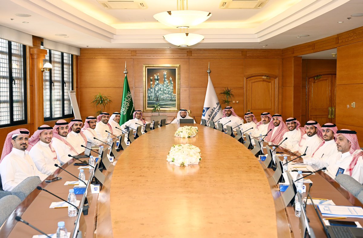 AsharqiaChamber's tweet photo. عقدت لجنة الصناعة والطاقة بغرفة الشرقية، برئاسة إبراهيم بن محمد آل الشيخ، اليوم اجتماعها، حيث ناقشت أبرز أنشطة وبرامج اللجنة للفترة المقبلة، واستعرضت عددًا من الموضوعات التي تهدف إلى دعم قطاع الصناعة والطاقة وتعزيز مسيرة تطويره، بما يسهم في الارتقاء ببيئة الأعمال. https://t.co/ymtC95oaai