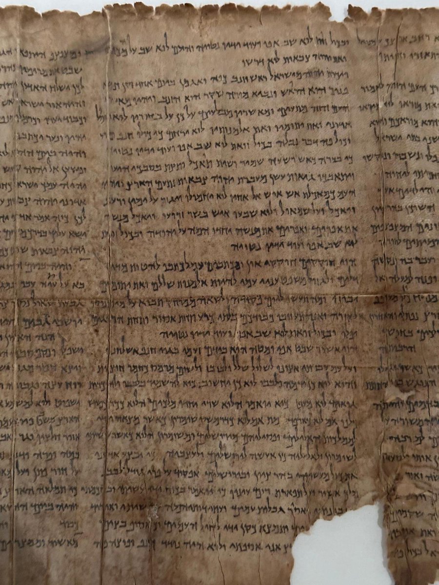 IsraelenFR's tweet photo. Un message venu de l’époque des Prophètes — Le rouleau complet d’Isaïe, vieux de 2 500 ans, exposé pour la première fois

À l’occasion de son 60ᵉ anniversaire, le Musée d’Israël expose pendant quatre mois seulement l’un des plus grands trésors archéologiques au monde : le rouleau complet d’Isaïe, le plus ancien manuscrit biblique complet découvert à ce jour, datant d’environ 2 500 ans.

Découvert parmi les manuscrits de la mer Morte dans les grottes de Qumrân entre 1947 et 1956, ce rouleau exceptionnel contient les 66 chapitres du livre d’Isaïe et date d’environ 125 avant notre ère, soit près d’un millénaire avant les plus anciens exemplaires connus auparavant de la Bible hébraïque.

Selon le récit historique, il fut découvert par hasard en 1947 par un jeune Bédouin dans une grotte de Qumrân, avant d’être acquis puis préservé grâce aux efforts d’archéologues, dont Eleazar Sukenik et Yigael Yadin, qui contribuèrent à son retour en Israël.

Rédigé en hébreu biblique sur 17 feuilles de cuir, long de près de 7 mètres et remarquablement conservé, le rouleau d’Isaïe est un témoignage unique de la richesse historique et spirituelle du peuple juif.

Un lien vivant entre l’époque des Prophètes et les générations d’aujourd’hui. 🇮🇱