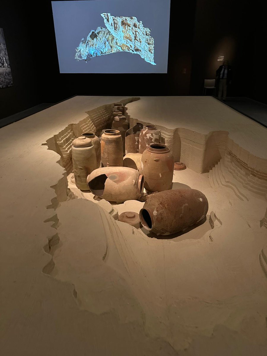 IsraelenFR's tweet photo. Un message venu de l’époque des Prophètes — Le rouleau complet d’Isaïe, vieux de 2 500 ans, exposé pour la première fois

À l’occasion de son 60ᵉ anniversaire, le Musée d’Israël expose pendant quatre mois seulement l’un des plus grands trésors archéologiques au monde : le rouleau complet d’Isaïe, le plus ancien manuscrit biblique complet découvert à ce jour, datant d’environ 2 500 ans.

Découvert parmi les manuscrits de la mer Morte dans les grottes de Qumrân entre 1947 et 1956, ce rouleau exceptionnel contient les 66 chapitres du livre d’Isaïe et date d’environ 125 avant notre ère, soit près d’un millénaire avant les plus anciens exemplaires connus auparavant de la Bible hébraïque.

Selon le récit historique, il fut découvert par hasard en 1947 par un jeune Bédouin dans une grotte de Qumrân, avant d’être acquis puis préservé grâce aux efforts d’archéologues, dont Eleazar Sukenik et Yigael Yadin, qui contribuèrent à son retour en Israël.

Rédigé en hébreu biblique sur 17 feuilles de cuir, long de près de 7 mètres et remarquablement conservé, le rouleau d’Isaïe est un témoignage unique de la richesse historique et spirituelle du peuple juif.

Un lien vivant entre l’époque des Prophètes et les générations d’aujourd’hui. 🇮🇱