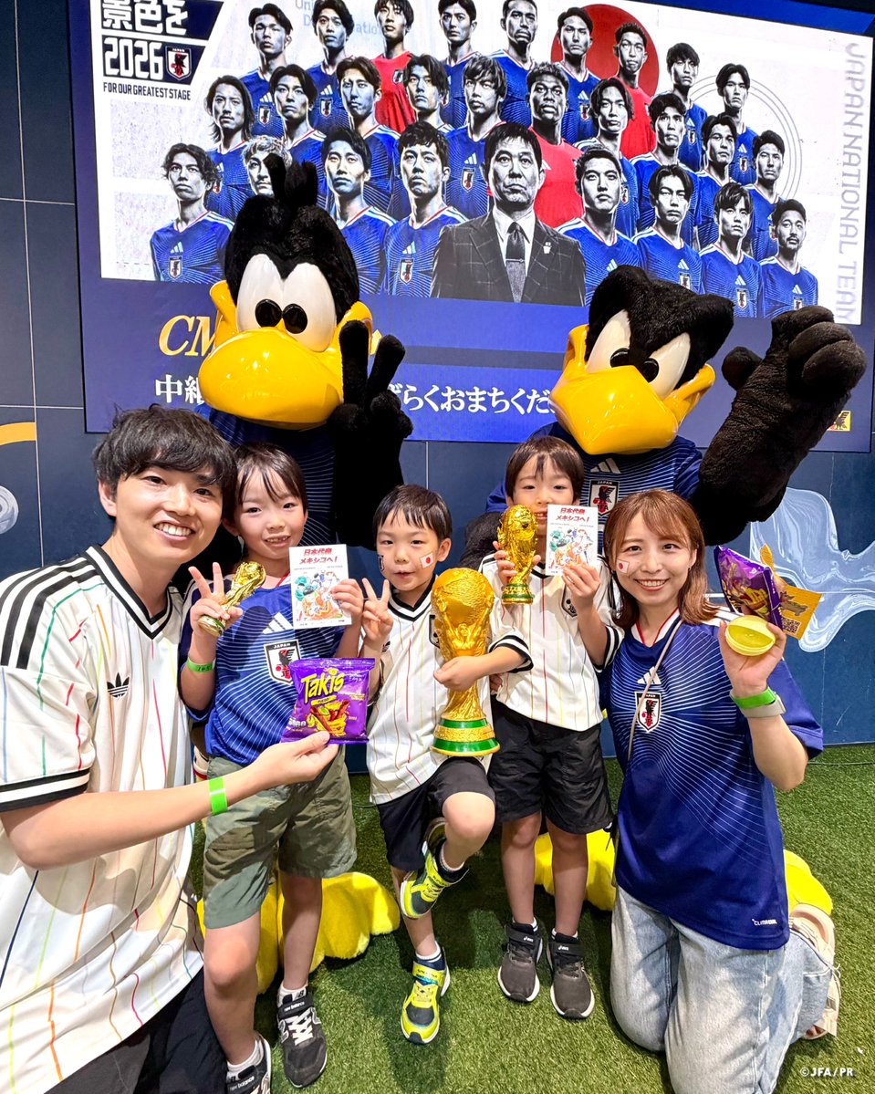 jfa_blueing's tweet photo. ／
ラウンド32に進出した場合の
パブリックビューイング🇯🇵🔥
チケット販売日程のお知らせ📅
＼
blue-ing!では、SAMURAI BLUEがノックアウトステージに勝ち進んだ場合のパブリックビューイングについて、以下の条件ごとにチケット販売いたします🙌

📅グループ1️⃣位通過の場合
【試合日時】
2026年6月30日（火）10:00キックオフ
（開場時間8:30予定）
【チケット販売開始】
2026年6月26日（金）12:30～

📅グループ2️⃣位通過の場合
【試合日時】
2026年6月30日（火）2:00キックオフ
（開場時間0:30予定）
【チケット販売開始】
2026年6月26日（金）12:30～
※18歳未満（高校生を含む）の方は保護者同伴の場合であってもご入場いただけません。

📅グループ3️⃣位通過の場合
3位通過の場合は対戦カード確定後に開催試合を決定いたします。
【対象試合】
・2026年6月30日（火）5:30キックオフ
（開場時間4:00予定）
・2026年7月1日（水）6:00キックオフ
（開場時間4:30予定）
・2026年7月1日（水）10:00キックオフ
（開場時間8:30予定）
・2026年7月2日（木）9:00キックオフ
（開場時間7:30予定）
・2026年7月3日（金）12:00キックオフ（開場時間10:30予定）
【チケット販売開始】
2026年6月29日（月）12:30～

※4:00以降に開場・キックオフとなる試合につきましても、保護者の方の了承・責任のもとご参加いただきますよう、ご理解・ご協力のほどよろしくお願いいたします。

【チケット価格について】
⚽️PARKエリア
・大人：7,000円
・小中高生：3,500円
※日本代表OB等によるトークイベント・生解説を予定
※ゲストは調整中

⚽️DISCOVERYエリア
・大人：4,000円
・小中高生：2,000円
※大型モニターによる観戦エリア
※ゲスト出演なし

※試合進行状況、施設営業状況等により変更となる場合があります。