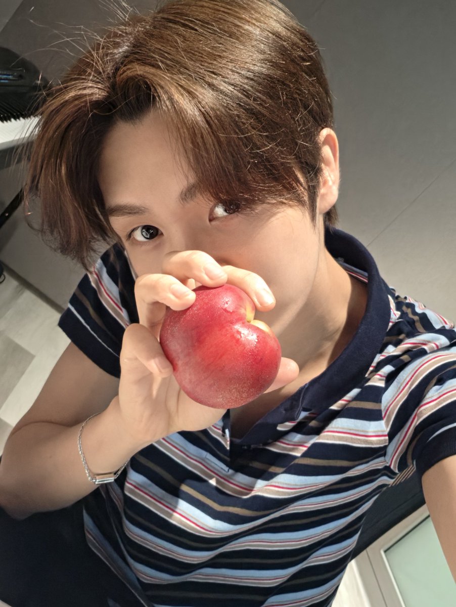zegdf's tweet photo. “신비” 복숭아 https://t.co/4BwUP5aIy8