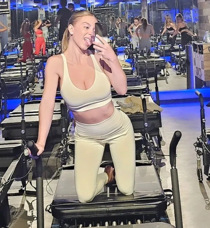 FLORADlVINE's tweet photo. had  to  get  a  quick  workout  in. https://t.co/EaSD73ecZ7