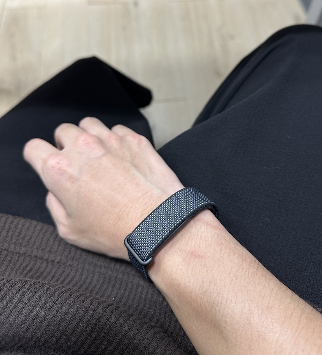 Zenestraseven's tweet photo. มาต่อกันครับกับ @Google Fitbit Air 🤩
หลังจากใช้งานมาเกือบ 1 เดือน ผมจะมารีวิวแบบเต็มๆ พร้อมวิธีการใช้งานแบบโพสเดียวจบนะครับ 

ข้อดี 😍
- จับการนอนได้เริ่ดมาก แอบงีบก็คือรู้เลย
- น้ำหนักเบา ใส่สบาย แต่สายยางถ้าใส่แน่นไปจะเป็นรอยได้
- บอกค่าต่างๆครบที่พอใช้ประเมินในการออกกำลังกาย การฝึก cal burn ในแต่ละวัน
- จ่ายทีเดียวจบ ไม่เสียรายปี ราคาถือว่าคุ้มค่าอยู่นะ

ข้อเสีย 🥲
- ข้อมูลดิบเยอะมาก ต้องเอามาวิเคราะห์ต่อเอง บางค่าแปลผลยากหน่อย แต่ใช้ไปเรื่อยๆจะชิน
- ไม่มี AI coach แนะนำ 

สำหรับผม ถ้าไม่ใช่นักกีฬาอาชีพ แต่อยากเริ่มดูแลตัวเอง + มีตัวช่วยมาดูค่าต่างๆของเราว่าดีมั้ย ต้องปรับอะไร ผมว่าเหมาะเลยครับ แถมราคาก็คุ้มค่าสุดๆ 🥳

อันนี้คือค่าหลักๆที่ผมใช้ดูนะครับ 🏃

1. HRV (Heart Rate Variability)
คือ ความแปรปรวนของช่วงเวลาระหว่างการเต้นของหัวใจ
- HRV สูง → ร่างกายฟื้นตัวดี เครียดน้อย
- HRV ต่ำ → เหนื่อย เครียด นอนน้อย หรือกำลังป่วย
* HRV 80-100 ms = ดีมาก
* HRV 50-80 ms = ปกติ
* HRV < 40 ms = อาจล้าสะสม
ปล.อันนี้คือค่ากลาง หลักๆแนะนำให้ดู range ของตัวเอง หลังใช้สักเดือน ...ของผมเกิน 60 คือดีแล้ว

2. VO₂ Max
คือ ความสามารถสูงสุดในการใช้ออกซิเจน
ยิ่งสูง = หัวใจ ปอด และระบบไหลเวียนเลือดแข็งแรง
- below 35 = ต่ำ
- 35-42 = ปานกลาง
- 42-50 = ดี
- 50-56 = ดีมาก
- above 56 = ยอดเยี่ยม

3. Resilience
ความสามารถของร่างกายในการรับมือ ความเครียดและฟื้นตัว คำนวณจากหลายอย่าง เช่น
* HRV
* การนอน
* Resting HR
* กิจกรรมระหว่างวัน
ซึ่งของผมแม่ง low ตลอด งง!!!!

4. Resilience สูง 
- รับภาระงานได้ดี
- ฟื้นตัวไว
- ระบบประสาทสมดุล

Resilience ต่ำ 
- เครียดสะสม
- พักผ่อนไม่พอ
- ซ้อมหนักเกิน

5. Readiness (ผมดูอันนี้ก่อนออกกำลังกาย)
คือ วันนี้ร่างกายพร้อมแค่ไหน เป็นคะแนนสรุปก่อนออกกำลังกาย คำนวณจาก
* HRV
* คุณภาพการนอน
* อัตราการเต้นหัวใจขณะพัก (RHR)
* ภาระการซ้อมก่อนหน้า

- 80-100 → พร้อมซ้อมหนัก
- 60-79 → ซ้อมได้ปกติ
- 40-59 → ควรเบาลง
- <40 → พักเถอะ

ซึ่งยังมีอีกหลายค่า แต่ผมเอาแค่หลักๆที่จำเป็นมาพอนะครับ ส่วนทริคคือเอาค่าที่ได้ แคปไปถาม AI ให้มันวิเคราะห์ได้เลย เพราะค่าจริงๆมันต้องดูเป็นรายคนไป ของเราอาจจะสูงหรือต่ำกว่าค่าเฉลี่ยก็ได้ครับผม ✌🏻

$GOOG #FitbitAir #google