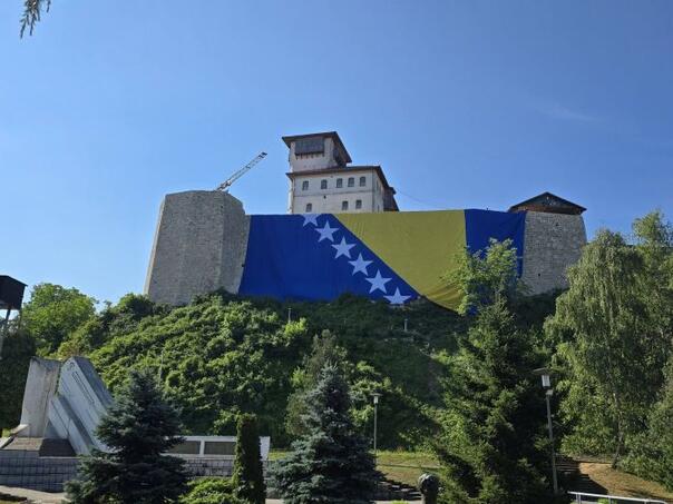 radiokameleon's tweet photo. Najveća zastava BiH na Kuli Husein-kapetana Gradaščevića

https://t.co/NqQky7aCjg

#RadioKameleon #Tuzlanskikanton #bih #gradacac https://t.co/tg86ZLq1th