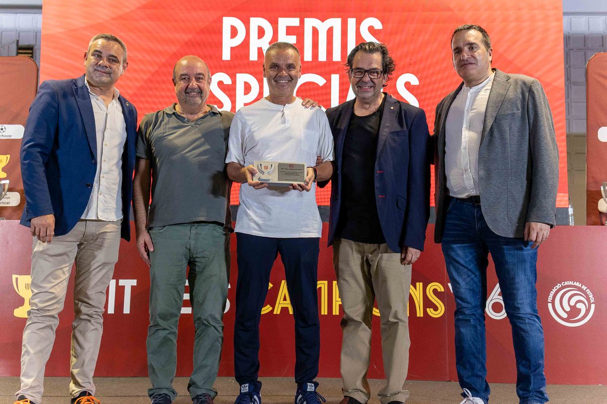 CESabadell's tweet photo. 🏆 L’@FCF_CAT va premiar ahir @bransu73 per la seva trajectòria

⚽️ Un merescut reconeixement a una peça fonamental del nostre club

👏🏻 Enhorabona, Bransu! No saps la sort que tenim de gaudirte i aprendre al teu costat dia rere dia https://t.co/L6GVchshWW