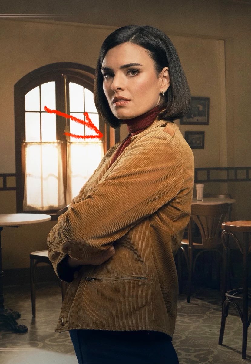 sarafrubias's tweet photo. Yo no sé si estoy rizando mucho el rizo o si esto lo ha dicho alguien antes. Pero en su momento me llamó la atención que no cambiaran la foto promocional de ciertos personajes, entre ellos la de Marta. 
Luego subieron la nueva foto de Fina, y vi el símil del color rojo presente en la ropa de ambas.   
Es lo mismo que pasa en el cartel principal, con Begoña, Andrés y Valentina.   Fina y Andrés tienen debajo de esa chaqueta el color que los relaciona con la persona importante (perdón Valentina). 
Y no sé… A mí lo que me transmite es que de alguna forma da igual cuantas capas te pongas, cuántas veces te cubras de ese amor, cuántas veces te escondas de ese rojo. 
Es imposible de borrar, porque es el que está en contacto con la piel. Y cuando el amor llegar a la piel… se quedará ahí para siempre. 

mafin y began acabarán juntos, le pese a quien le pese 🫵🏻