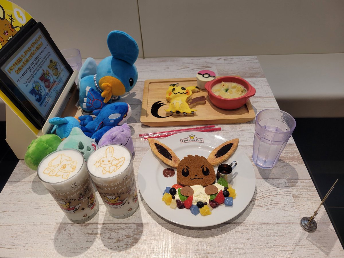 ToniLililo's tweet photo. 親子で、ポケモンカフェTOKYOに行ってきました！
道中、ポケモンストアで買ったポケモンたちも一緒に連れていきました🫶私は、新たにカイオーガをお迎えしました✨
お料理も、ショーも、スタッフさんたちの対応も、大満足でした🥰
#ポケモンセンター
#ポケモン
#PokemonCenter
#Pokémon https://t.co/CLWQvUbJ0c