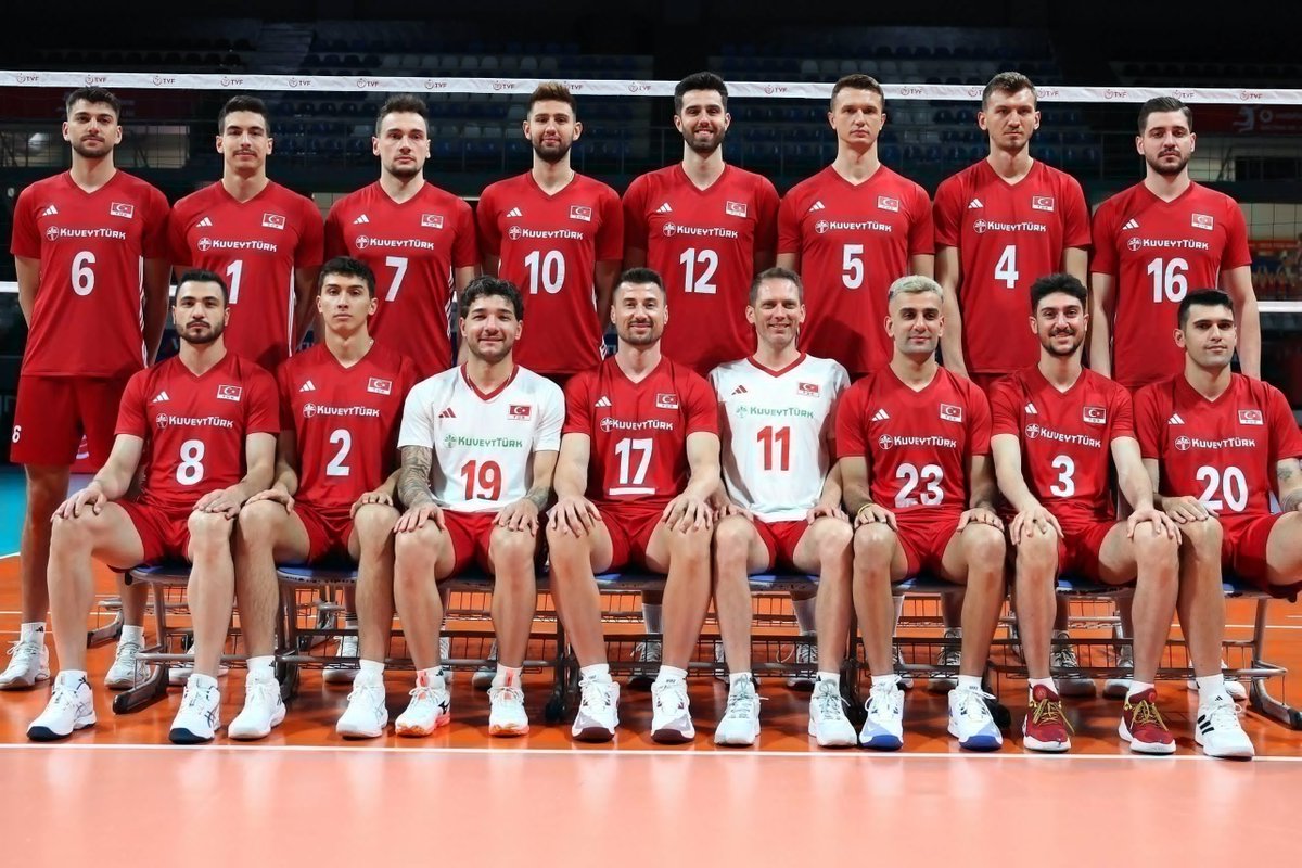 gibbybaris's tweet photo. 🇹🇷 Filenin Efeleri x VNL 2. Hafta Kadrosu

🏐 S: Murat - Hilmi - Ömercan Burak
💥 OPP: Adis - Kaan - Berk
⚡️ OH: Efe B. - Gökçen - Mirza - Cafer
🙌 MB: Bedirhan - Ahmet - Matic - Ahmet Samet
🛡️ L: Berkay - Beytullah

⚔️ 24 Haziran 14.00 x 🇨🇳 Çin
⚔️ 25 Haziran 21.00 x 🇵🇱 Polonya
⚔️ 27 Haziran 21.30 x 🇦🇷 Arjantin
⚔️ 28 Haziran 17.30 x 🇧🇪 Belçika