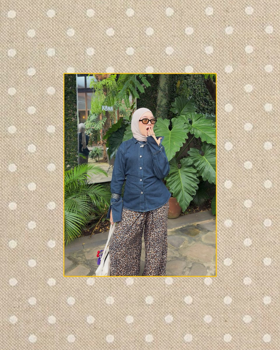 almaaliyaa's tweet photo. kali ini outfit aku pake color combo:
ivory, denim, leopard pattern

the details:
viscose shawlnya seventeen: https://t.co/xo7pzc36ut
yara shirtnya gracias label: https://t.co/un1QozV5Wj
dan sunglasses yang randomly aku temuin di tiktok: https://t.co/MNhPs764Fk

#spilloutfit https://t.co/hLiHuPnTUW