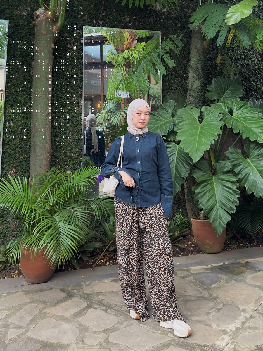 almaaliyaa's tweet photo. kali ini outfit aku pake color combo:
ivory, denim, leopard pattern

the details:
viscose shawlnya seventeen: https://t.co/xo7pzc36ut
yara shirtnya gracias label: https://t.co/un1QozV5Wj
dan sunglasses yang randomly aku temuin di tiktok: https://t.co/MNhPs764Fk

#spilloutfit https://t.co/hLiHuPnTUW