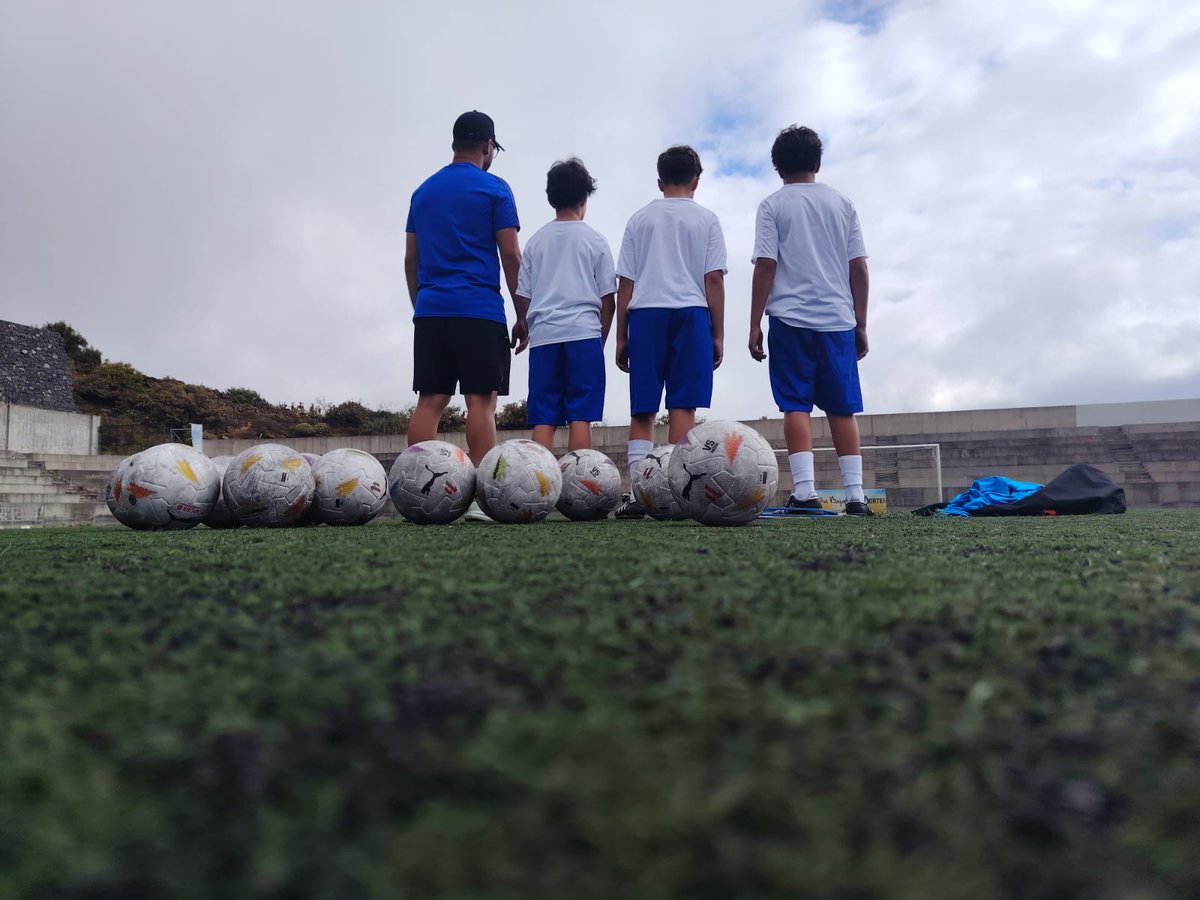 CDTFundacion's tweet photo. 📸 También en marcha el segundo día de la XX Edición del #CampusSuma en Breña Baja (La Palma) ⚪️🔵

#FundaciónCDT @CDTOficial #CanteraCDT @deportesbbaja #TanNuestro https://t.co/0bjTHsYLDg
