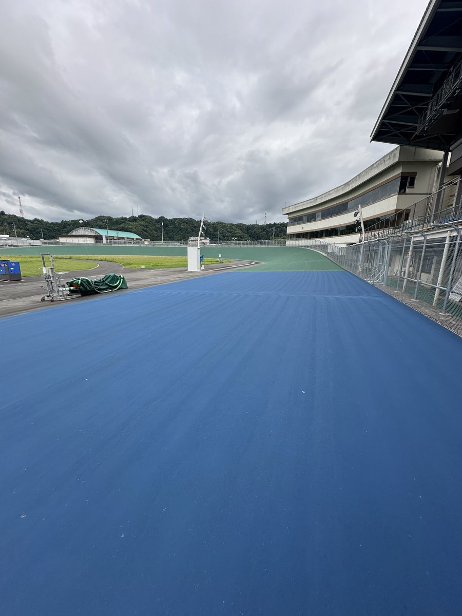 Phoenix_fukui's tweet photo. 昨年まで日本一の悪走路でしたが
マグマが出る一歩手前まで地層を掘って
約9ヶ月でようやくここまで来ました

ここから職人さん達のキメ細かな作業に
内外線やイエローライン等の線を引いて
選手の試走を行い11月から本場開催です

競輪場内の施設やサービス等も
少しずつアップデートを行う予定です https://t.co/5trIQtDw2O