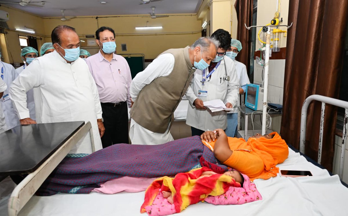 ashokgehlot51's tweet photo. जोधपुर के पावटा अस्पताल और एम्स (AIIMS) पहुंचकर हाल ही में गंभीर संक्रमण का शिकार हुईं प्रसूताओं से मुलाकात की। उनके परिजनों ढांढस बंधाया और डॉक्टरों से बात कर प्रसूताओं के स्वास्थ्य की स्थिति तथा चल रहे इलाज की विस्तृत जानकारी ली।

प्रसूताओं की बिगड़ती तबियत और किडनी फेलियर जैसी स्थितियां बेहद चिंताजनक हैं। स्वास्थ्य और जीवन से जुड़ा यह मामला अत्यंत संवेदनशील है, जिसमें सरकार को राजनीति से ऊपर उठकर टॉप प्रायोरिटी पर पूरी गंभीरता के साथ कड़े कदम उठाने चाहिए। 

हमारी बेटियों-बहनों के स्वास्थ्य के साथ किसी भी स्तर पर लापरवाही बर्दाश्त नहीं की जाएगी।