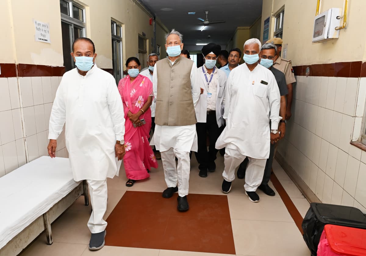 ashokgehlot51's tweet photo. जोधपुर के पावटा अस्पताल और एम्स (AIIMS) पहुंचकर हाल ही में गंभीर संक्रमण का शिकार हुईं प्रसूताओं से मुलाकात की। उनके परिजनों ढांढस बंधाया और डॉक्टरों से बात कर प्रसूताओं के स्वास्थ्य की स्थिति तथा चल रहे इलाज की विस्तृत जानकारी ली।

प्रसूताओं की बिगड़ती तबियत और किडनी फेलियर जैसी स्थितियां बेहद चिंताजनक हैं। स्वास्थ्य और जीवन से जुड़ा यह मामला अत्यंत संवेदनशील है, जिसमें सरकार को राजनीति से ऊपर उठकर टॉप प्रायोरिटी पर पूरी गंभीरता के साथ कड़े कदम उठाने चाहिए। 

हमारी बेटियों-बहनों के स्वास्थ्य के साथ किसी भी स्तर पर लापरवाही बर्दाश्त नहीं की जाएगी।