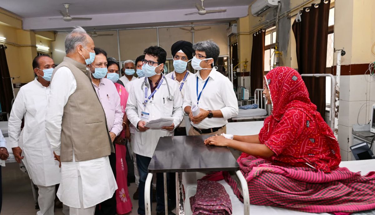 ashokgehlot51's tweet photo. जोधपुर के पावटा अस्पताल और एम्स (AIIMS) पहुंचकर हाल ही में गंभीर संक्रमण का शिकार हुईं प्रसूताओं से मुलाकात की। उनके परिजनों ढांढस बंधाया और डॉक्टरों से बात कर प्रसूताओं के स्वास्थ्य की स्थिति तथा चल रहे इलाज की विस्तृत जानकारी ली।

प्रसूताओं की बिगड़ती तबियत और किडनी फेलियर जैसी स्थितियां बेहद चिंताजनक हैं। स्वास्थ्य और जीवन से जुड़ा यह मामला अत्यंत संवेदनशील है, जिसमें सरकार को राजनीति से ऊपर उठकर टॉप प्रायोरिटी पर पूरी गंभीरता के साथ कड़े कदम उठाने चाहिए। 

हमारी बेटियों-बहनों के स्वास्थ्य के साथ किसी भी स्तर पर लापरवाही बर्दाश्त नहीं की जाएगी।