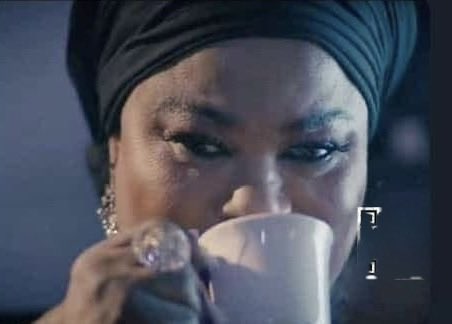 ThatSuccess_'s tweet photo. White mum: Honey go play in your room we have a visitor

Black mum: https://t.co/YywdlaJJpm