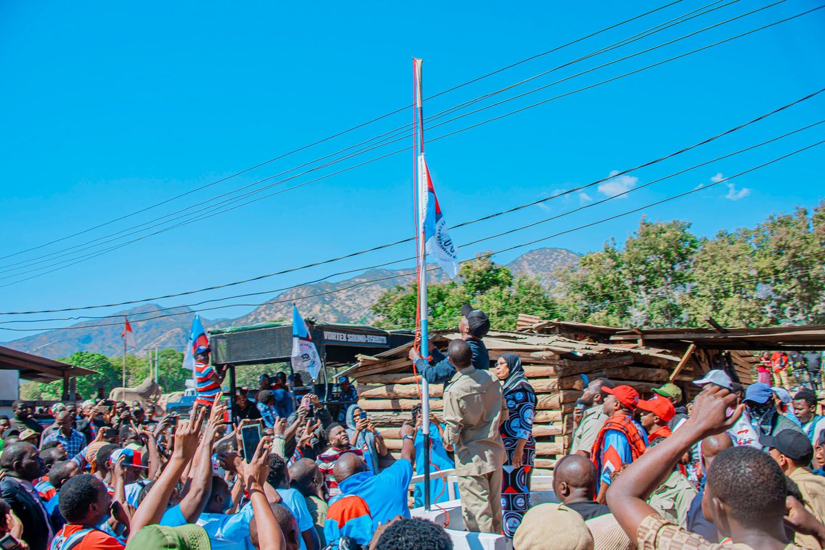 ChademaTZ2's tweet photo. Leo, tarehe 23 Juni 2026, Makamu Mwenyekiti wa CHADEMA Bara, Mhe. @HecheJohn, akiwa wilayani Mbarali kuendeleza Operesheni "Katiba Mpya, Free Tundu Lissu", ameshiriki zoezi la kupandisha bendera kwenye vizimba mbalimbali vya chama katika Kata ya Chimala, Kijiji cha Rimbogo, Jimbo la Mbarali.